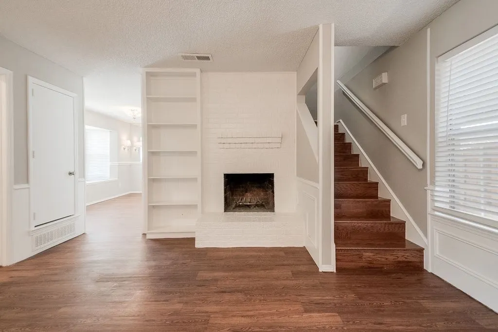 Townhouse For Sale in Tarrant County , 520 Pecan Acres Ct, Arlington, Texas 76013, 2 Bedroom, 2 Bathroom, Garage spaces, 1,120 Sqft, built in 1981, mls#21238615, Real Estate Agent in Arlington, Homes For Sale in Tarrant county, Homes For Sale in Arlington, Realtor in Arlington Texas, Real Estate Brokerage Independent Realty Texas, Luminita Cordes Realtor