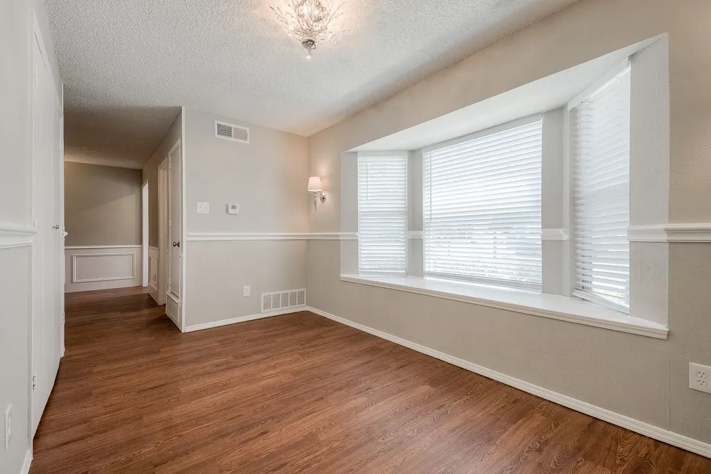 Townhouse For Sale in Tarrant County , 520 Pecan Acres Ct, Arlington, Texas 76013, 2 Bedroom, 2 Bathroom, Garage spaces, 1,120 Sqft, built in 1981, mls#21238615, Real Estate Agent in Arlington, Homes For Sale in Tarrant county, Homes For Sale in Arlington, Realtor in Arlington Texas, Real Estate Brokerage Independent Realty Texas, Luminita Cordes Realtor