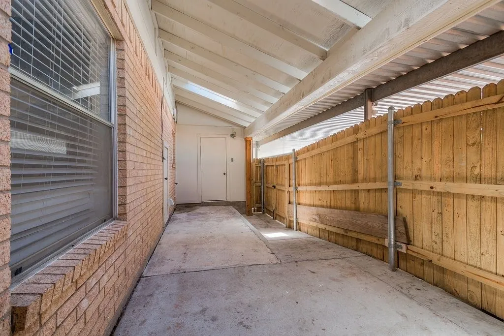 Townhouse For Sale in Tarrant County , 520 Pecan Acres Ct, Arlington, Texas 76013, 2 Bedroom, 2 Bathroom, Garage spaces, 1,120 Sqft, built in 1981, mls#21238615, Real Estate Agent in Arlington, Homes For Sale in Tarrant county, Homes For Sale in Arlington, Realtor in Arlington Texas, Real Estate Brokerage Independent Realty Texas, Luminita Cordes Realtor