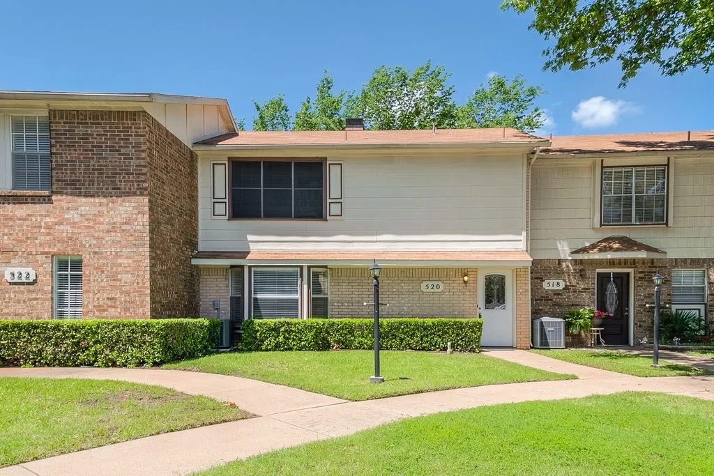 Townhouse For Sale in Tarrant County , 520 Pecan Acres Ct, Arlington, Texas 76013, 2 Bedroom, 2 Bathroom, Garage spaces, 1,120 Sqft, built in 1981, mls#21238615, Real Estate Agent in Arlington, Homes For Sale in Tarrant county, Homes For Sale in Arlington, Realtor in Arlington Texas, Real Estate Brokerage Independent Realty Texas, Luminita Cordes Realtor