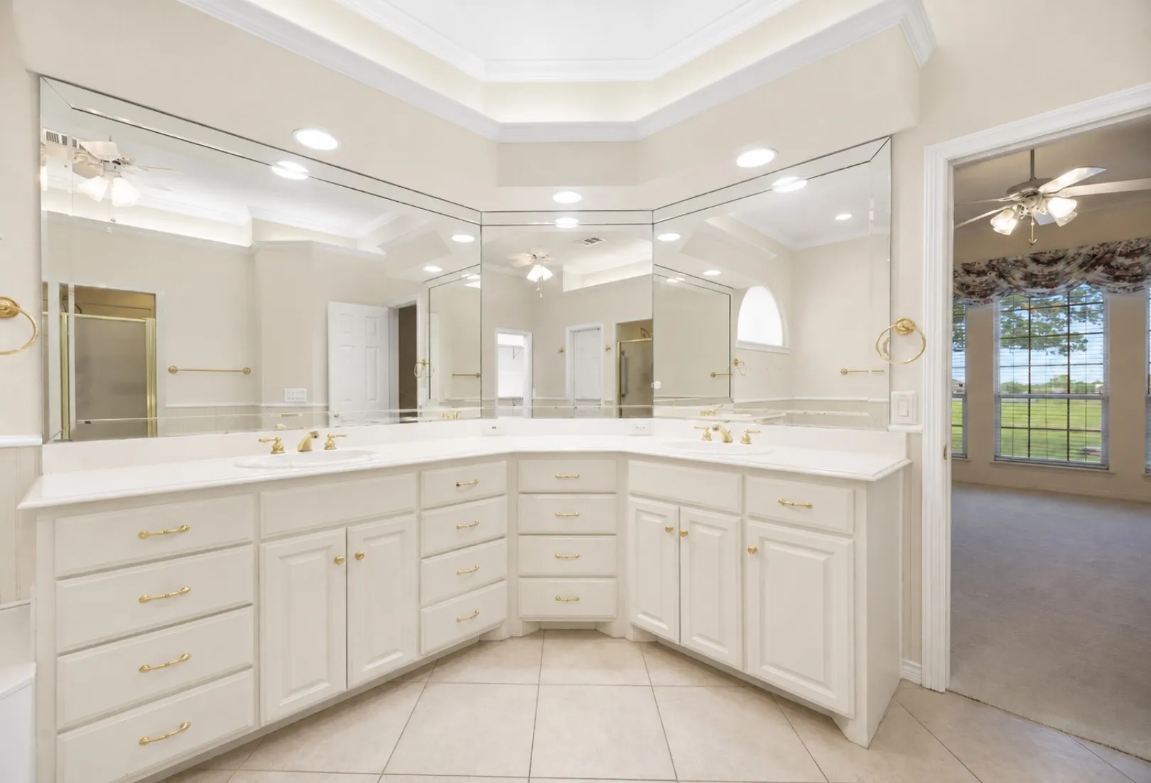Big counter area double sinks