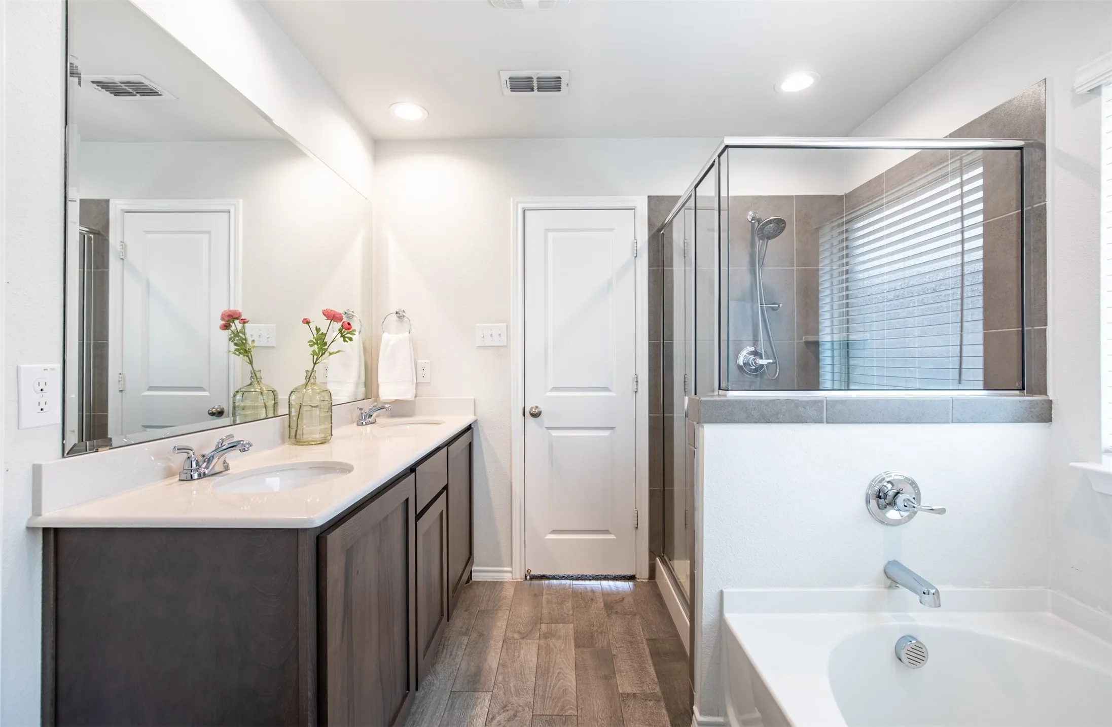 Single Family Residence For Sale in Denton County , 610 Autumn Avenue, Justin, Texas 76247, 4 Bedroom, 2 Bathroom, 2 Garage spaces, 1,948 Sqft, built in 2019, Preowned, mls#21238983, Real Estate Agent in Justin, Homes For Sale in Denton county, Homes For Sale in Justin, Realtor in Justin Texas, Real Estate Brokerage Independent Realty Texas, Luminita Cordes Realtor
