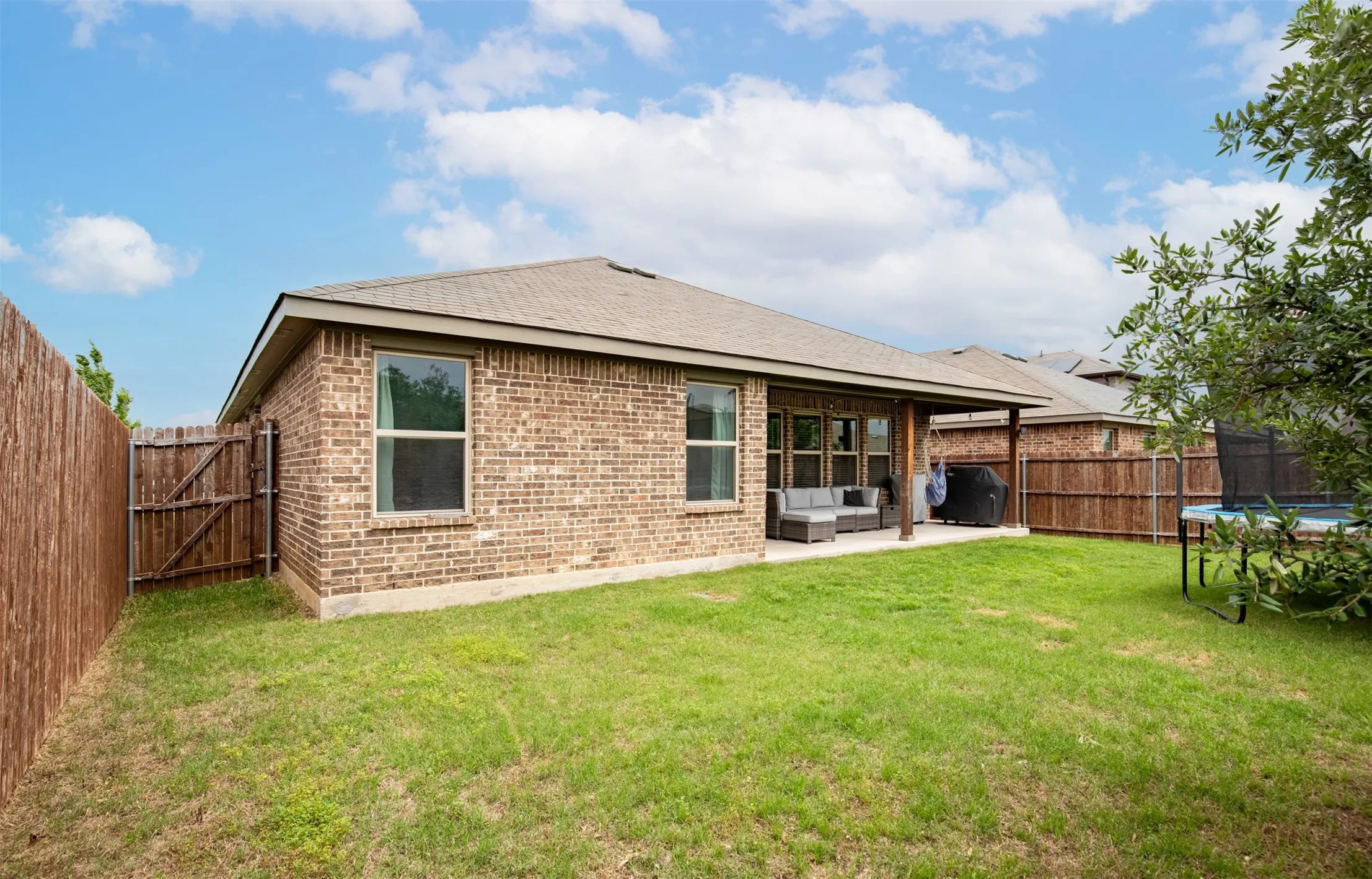 Single Family Residence For Sale in Denton County , 610 Autumn Avenue, Justin, Texas 76247, 4 Bedroom, 2 Bathroom, 2 Garage spaces, 1,948 Sqft, built in 2019, Preowned, mls#21238983, Real Estate Agent in Justin, Homes For Sale in Denton county, Homes For Sale in Justin, Realtor in Justin Texas, Real Estate Brokerage Independent Realty Texas, Luminita Cordes Realtor
