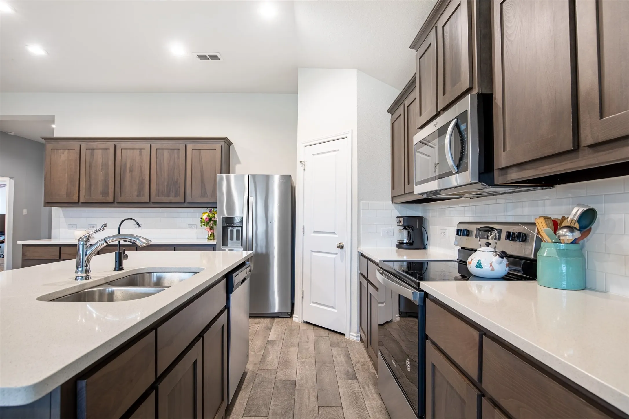 Single Family Residence For Sale in Denton County , 610 Autumn Avenue, Justin, Texas 76247, 4 Bedroom, 2 Bathroom, 2 Garage spaces, 1,948 Sqft, built in 2019, Preowned, mls#21238983, Real Estate Agent in Justin, Homes For Sale in Denton county, Homes For Sale in Justin, Realtor in Justin Texas, Real Estate Brokerage Independent Realty Texas, Luminita Cordes Realtor