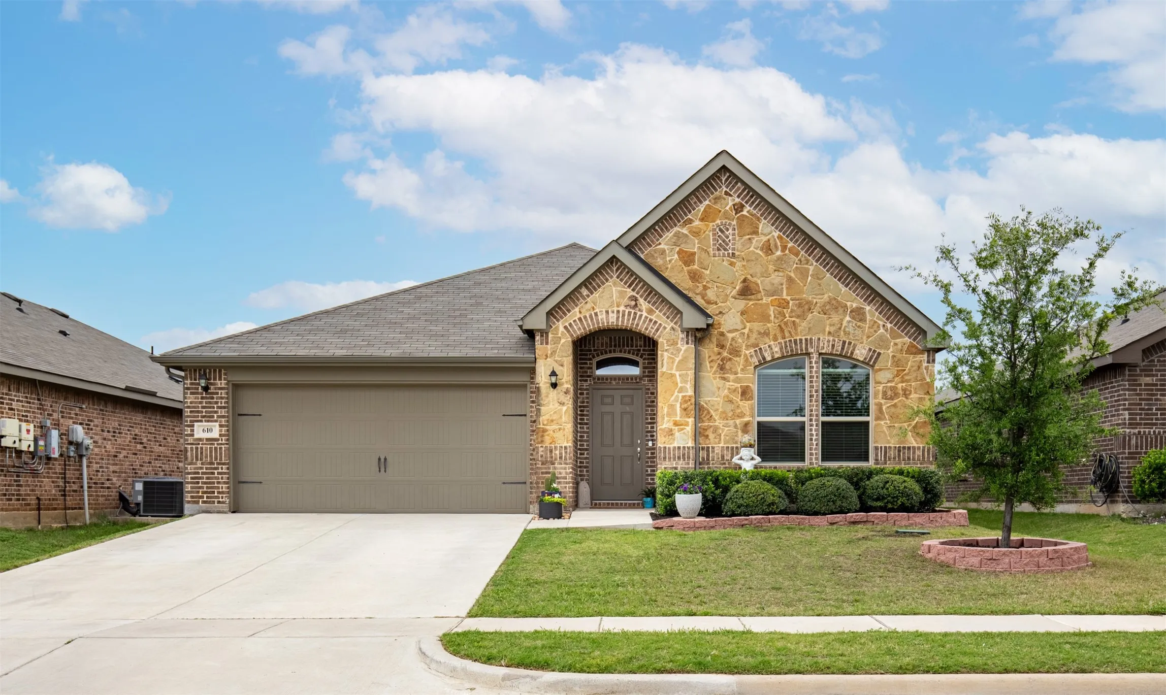 Single Family Residence For Sale in Denton County , 610 Autumn Avenue, Justin, Texas 76247, 4 Bedroom, 2 Bathroom, 2 Garage spaces, 1,948 Sqft, built in 2019, Preowned, mls#21238983, Real Estate Agent in Justin, Homes For Sale in Denton county, Homes For Sale in Justin, Realtor in Justin Texas, Real Estate Brokerage Independent Realty Texas, Luminita Cordes Realtor