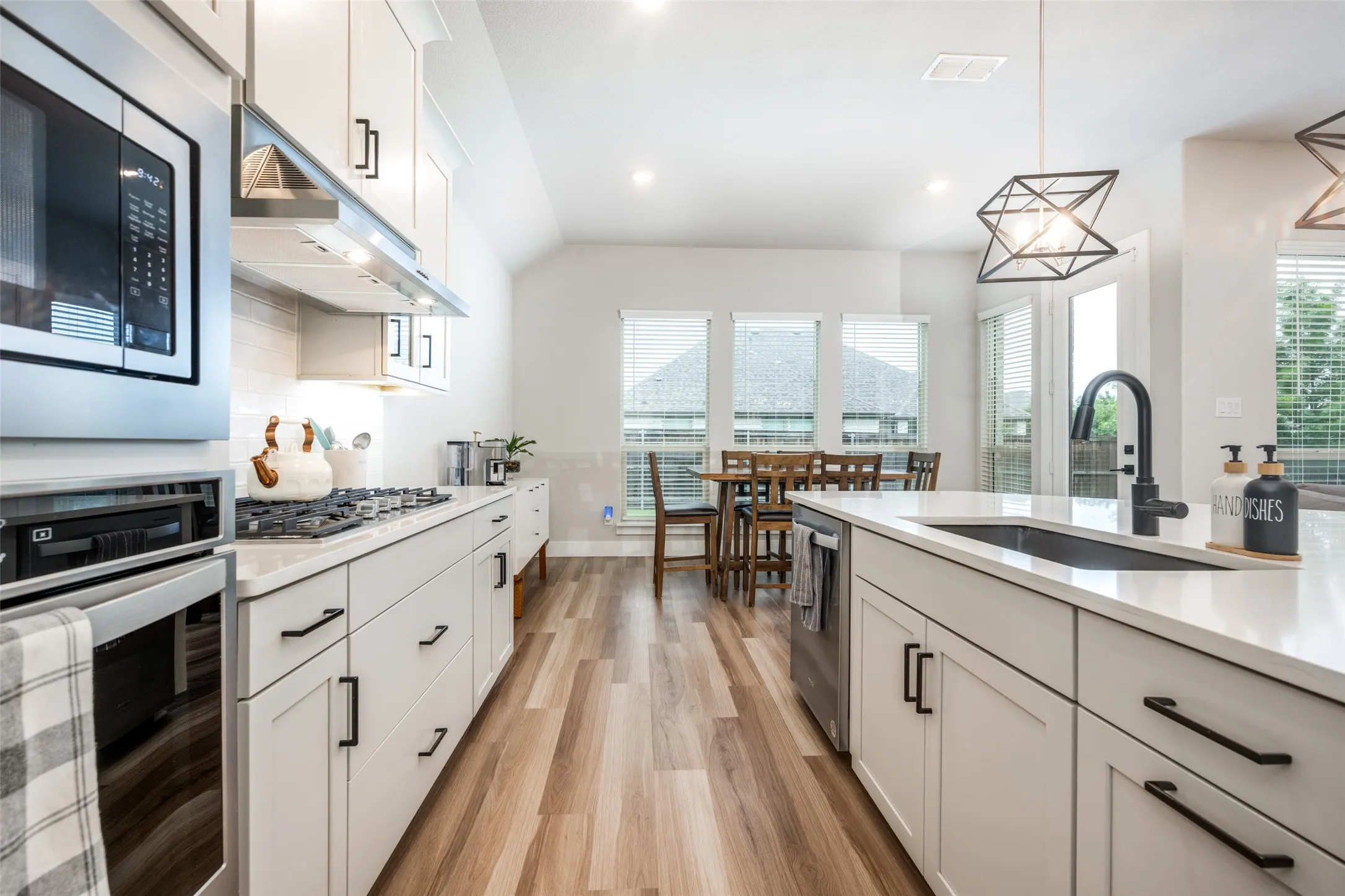 A perfect spot to cook and a great spot to have breakfast!