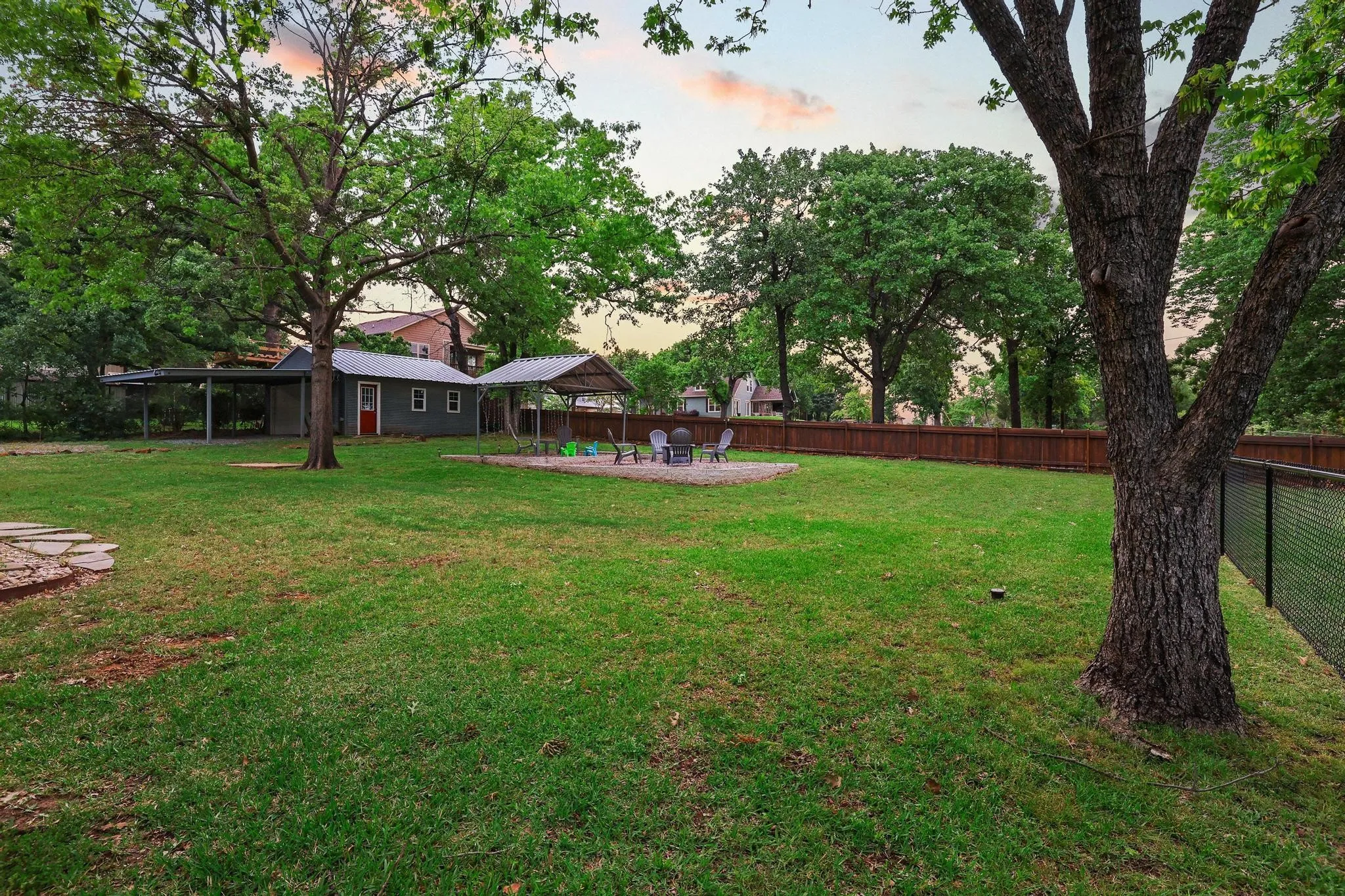 Single Family Residence For Sale in Grayson County , 109 Arkansas Street, Pottsboro, Texas 75076, 3 Bedrooms, 2 Bathrooms, 4 Garage spaces, 1,796 Sqft, built in 1968, Price $539,999, mls#21242429, Real Estate Agent in Pottsboro, Homes For Sale in Grayson county, Homes For Sale in Pottsboro, Realtor in Pottsboro Texas, Real Estate Brokerage Independent Realty Texas, Luminita Cordes Realtor