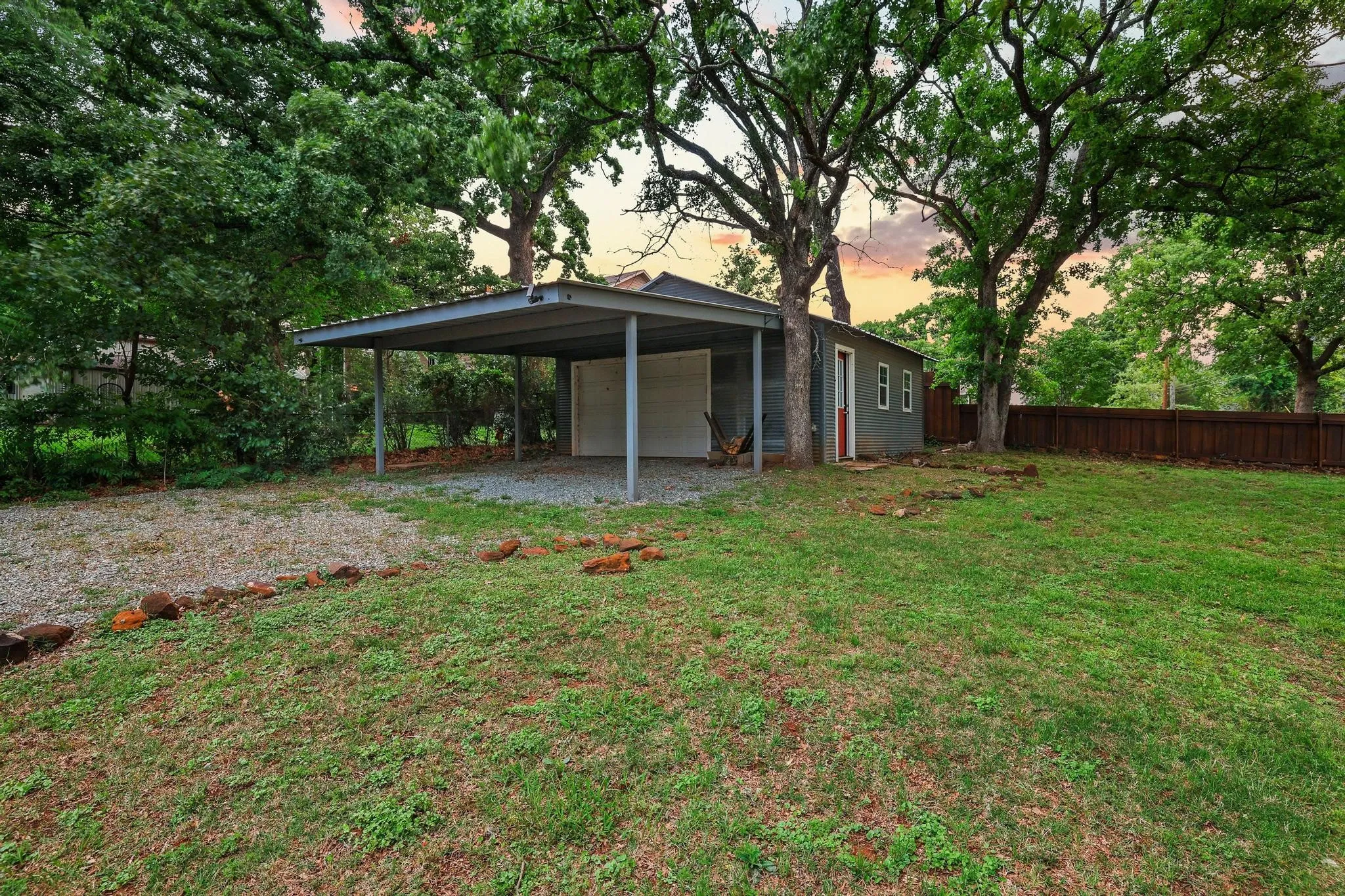 Single Family Residence For Sale in Grayson County , 109 Arkansas Street, Pottsboro, Texas 75076, 3 Bedrooms, 2 Bathrooms, 4 Garage spaces, 1,796 Sqft, built in 1968, Price $539,999, mls#21242429, Real Estate Agent in Pottsboro, Homes For Sale in Grayson county, Homes For Sale in Pottsboro, Realtor in Pottsboro Texas, Real Estate Brokerage Independent Realty Texas, Luminita Cordes Realtor