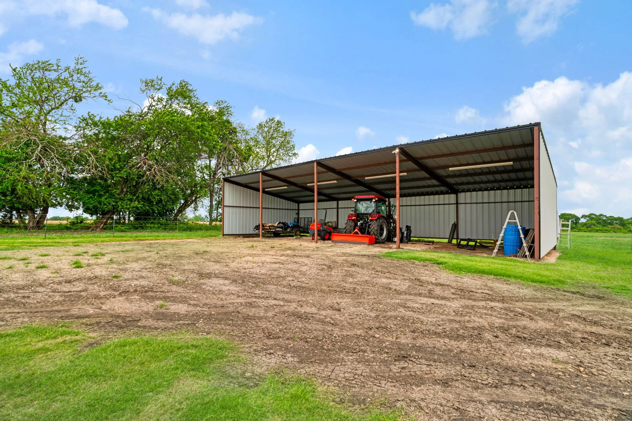 Single Family Residence For Sale in Lamar County , 815 County Road 12550, Paris, Texas 75462, 2 Bedroom, 2 Bathroom, 4 Garage spaces, 2,575 Sqft, built in 2023, mls#21241743, Real Estate Agent in Paris, Homes For Sale in Lamar county, Homes For Sale in Paris, Realtor in Paris Texas, Real Estate Brokerage Independent Realty Texas, Luminita Cordes Realtor