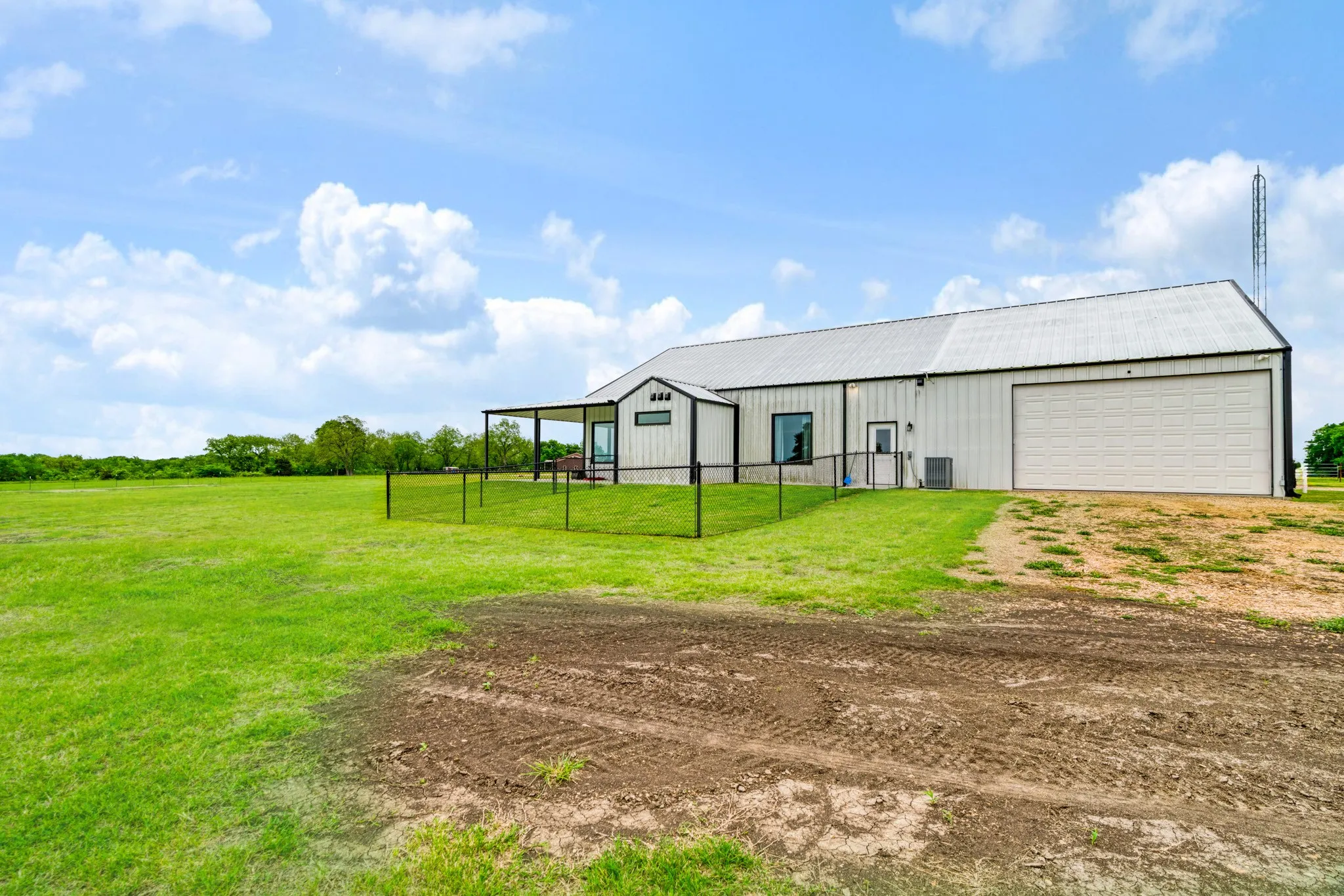 Single Family Residence For Sale in Lamar County , 815 County Road 12550, Paris, Texas 75462, 2 Bedroom, 2 Bathroom, 4 Garage spaces, 2,575 Sqft, built in 2023, mls#21241743, Real Estate Agent in Paris, Homes For Sale in Lamar county, Homes For Sale in Paris, Realtor in Paris Texas, Real Estate Brokerage Independent Realty Texas, Luminita Cordes Realtor