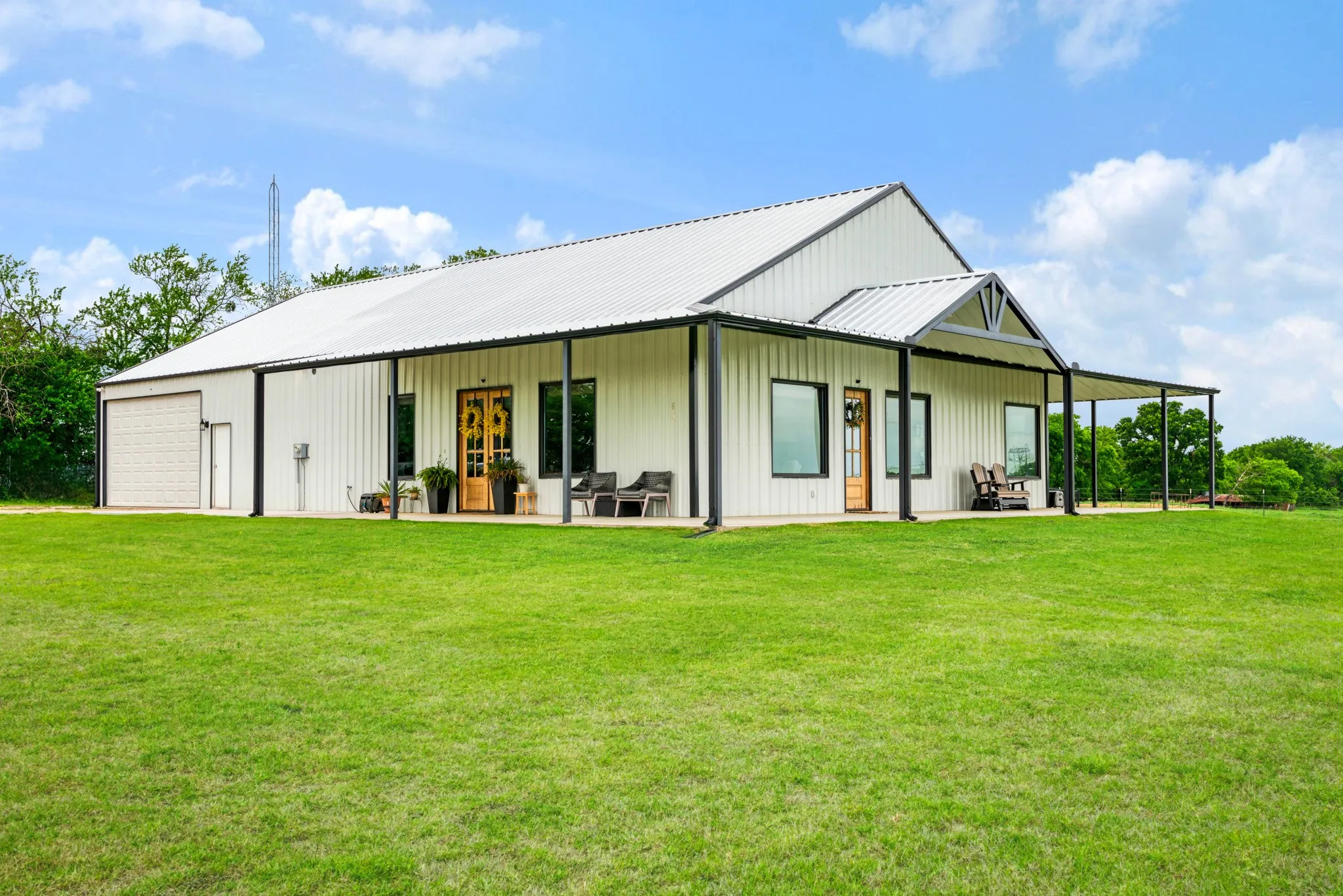 Single Family Residence For Sale in Lamar County , 815 County Road 12550, Paris, Texas 75462, 2 Bedroom, 2 Bathroom, 4 Garage spaces, 2,575 Sqft, built in 2023, mls#21241743, Real Estate Agent in Paris, Homes For Sale in Lamar county, Homes For Sale in Paris, Realtor in Paris Texas, Real Estate Brokerage Independent Realty Texas, Luminita Cordes Realtor