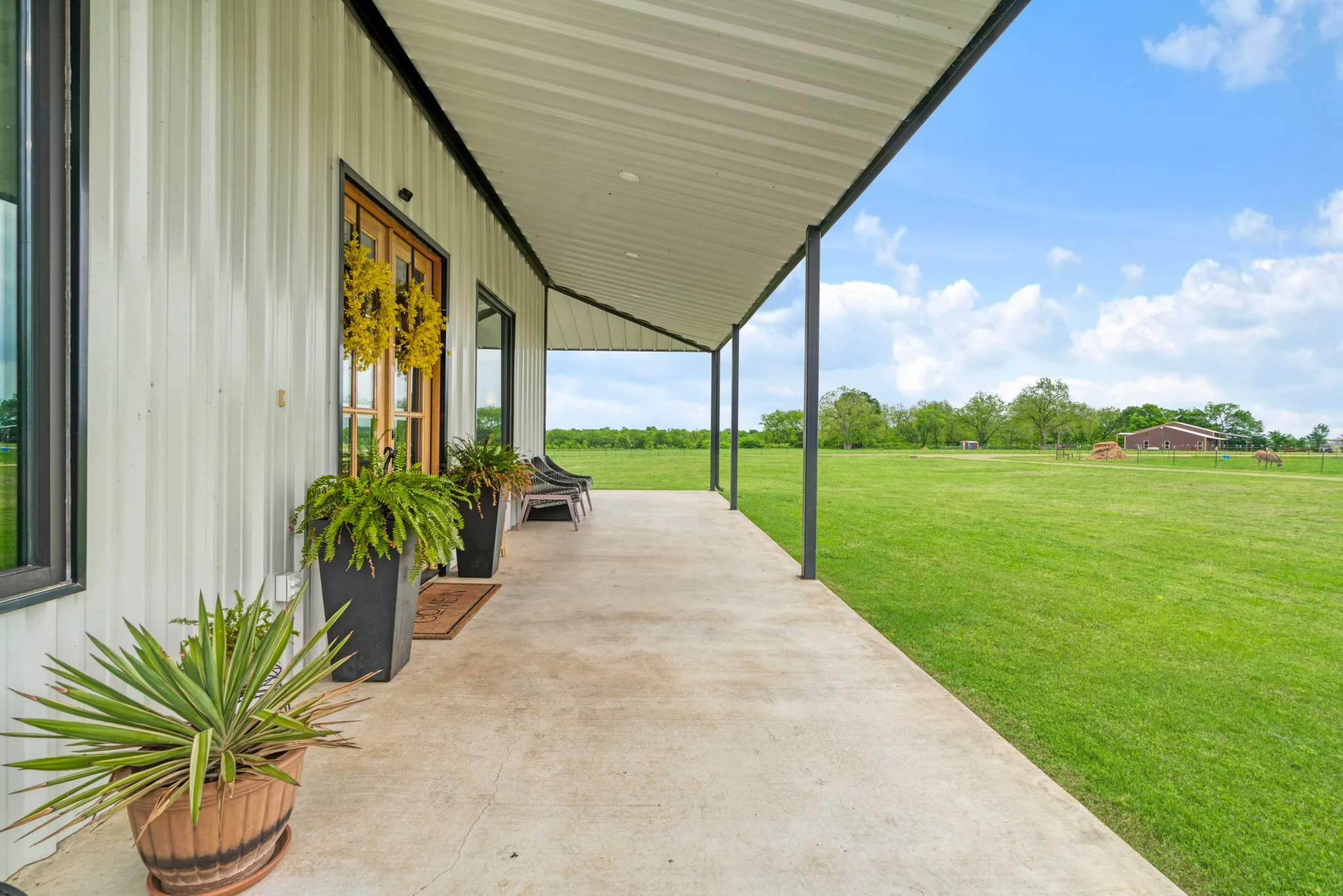Single Family Residence For Sale in Lamar County , 815 County Road 12550, Paris, Texas 75462, 2 Bedroom, 2 Bathroom, 4 Garage spaces, 2,575 Sqft, built in 2023, mls#21241743, Real Estate Agent in Paris, Homes For Sale in Lamar county, Homes For Sale in Paris, Realtor in Paris Texas, Real Estate Brokerage Independent Realty Texas, Luminita Cordes Realtor
