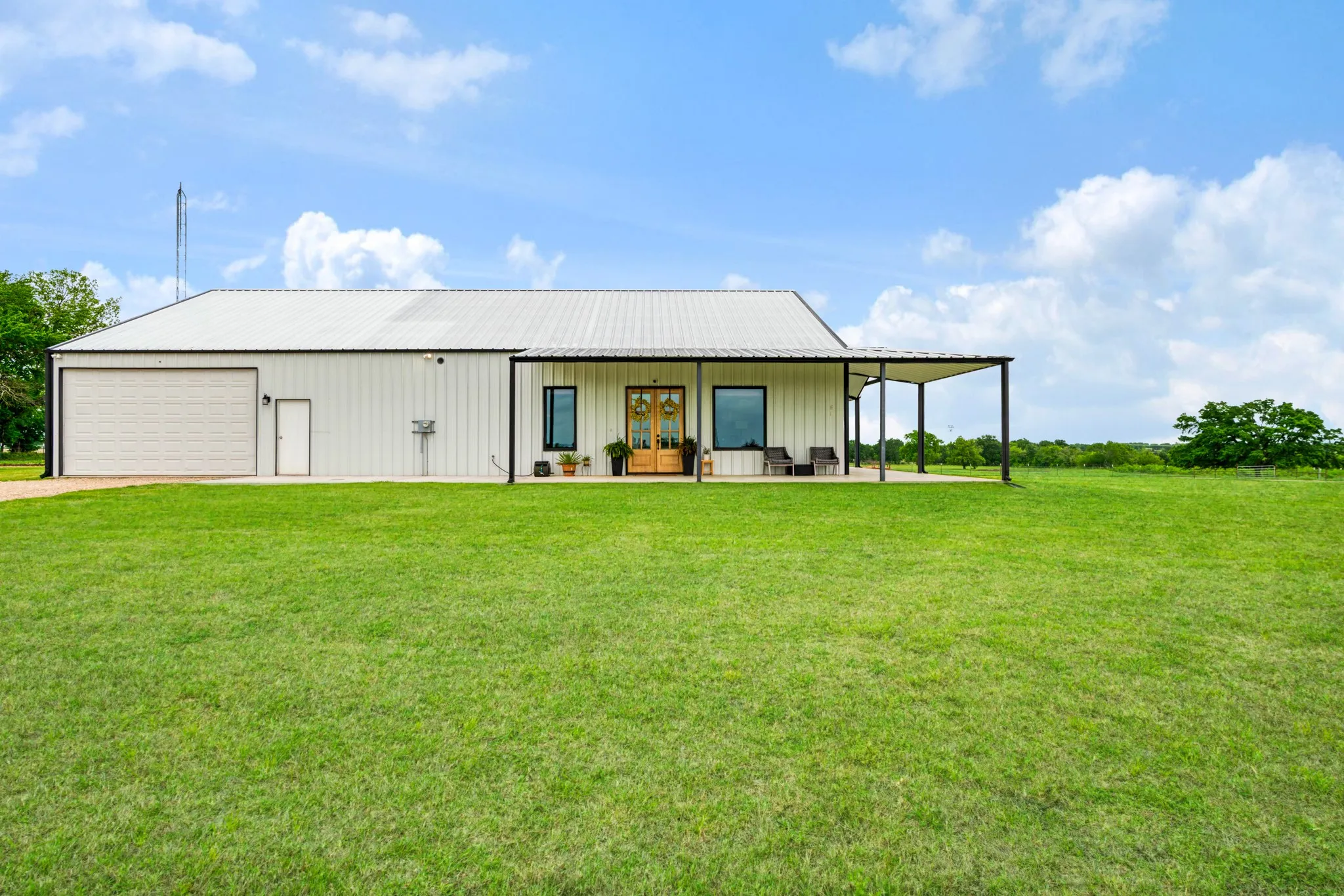 Single Family Residence For Sale in Lamar County , 815 County Road 12550, Paris, Texas 75462, 2 Bedroom, 2 Bathroom, 4 Garage spaces, 2,575 Sqft, built in 2023, mls#21241743, Real Estate Agent in Paris, Homes For Sale in Lamar county, Homes For Sale in Paris, Realtor in Paris Texas, Real Estate Brokerage Independent Realty Texas, Luminita Cordes Realtor