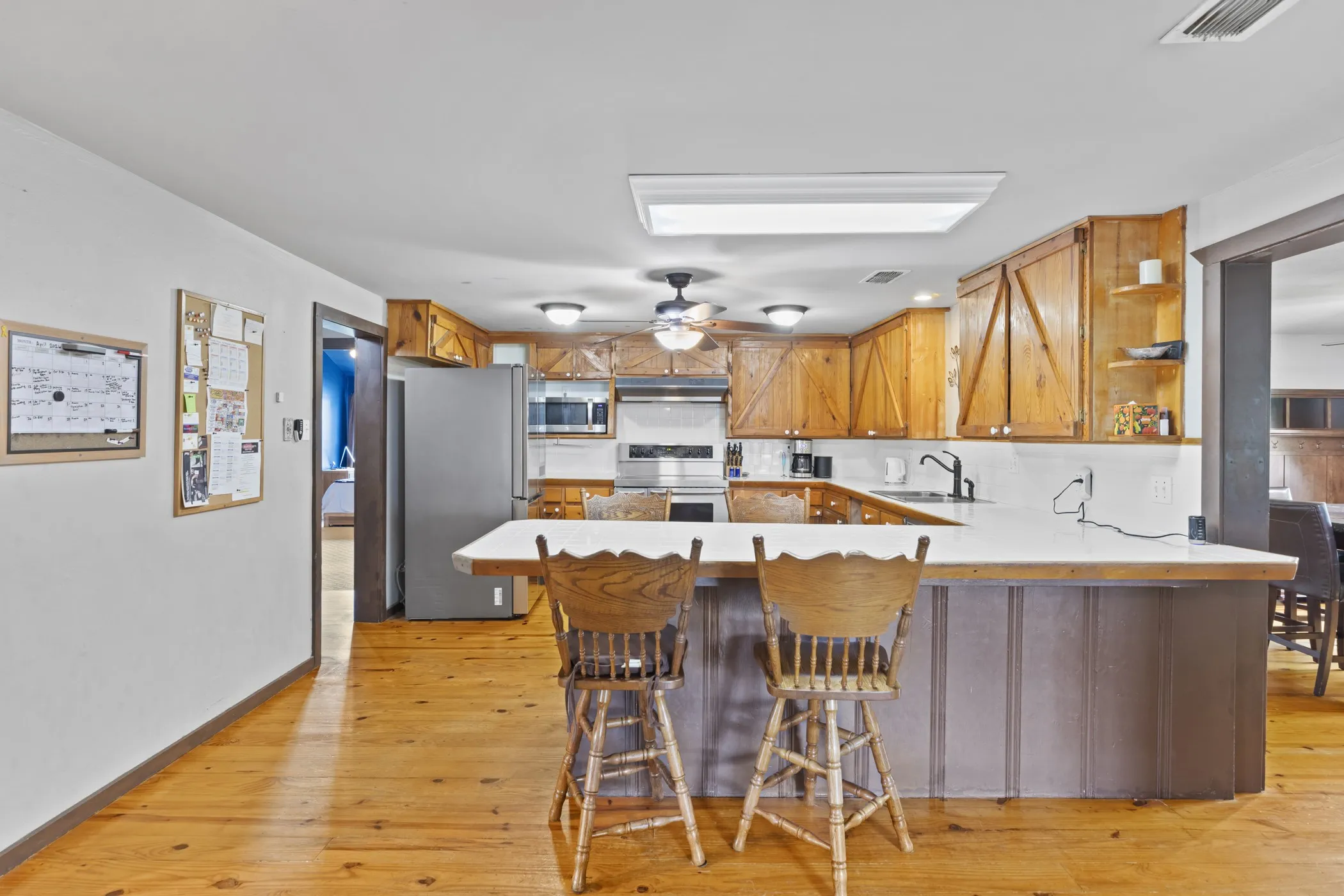 Farm For Sale in Upshur County , 7626 Fm 1002 S, Big Sandy, Texas 75755, 3 Bedroom, 2 Bathroom, 3 Garage spaces, 2,956 Sqft, built in 2000, Preowned, mls#21242470, Real Estate Agent in Big Sandy, Homes For Sale in Upshur county, Homes For Sale in Big Sandy, Realtor in Big Sandy Texas, Real Estate Brokerage Independent Realty Texas, Luminita Cordes Realtor