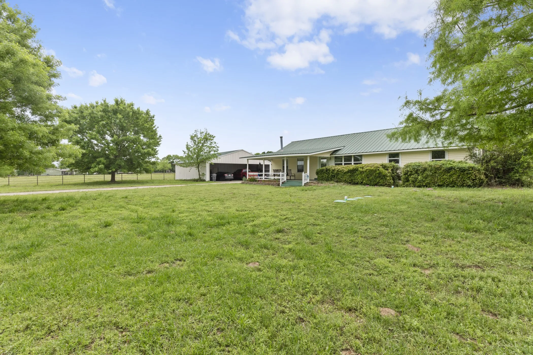 Farm For Sale in Upshur County , 7626 Fm 1002 S, Big Sandy, Texas 75755, 3 Bedroom, 2 Bathroom, 3 Garage spaces, 2,956 Sqft, built in 2000, Preowned, mls#21242470, Real Estate Agent in Big Sandy, Homes For Sale in Upshur county, Homes For Sale in Big Sandy, Realtor in Big Sandy Texas, Real Estate Brokerage Independent Realty Texas, Luminita Cordes Realtor
