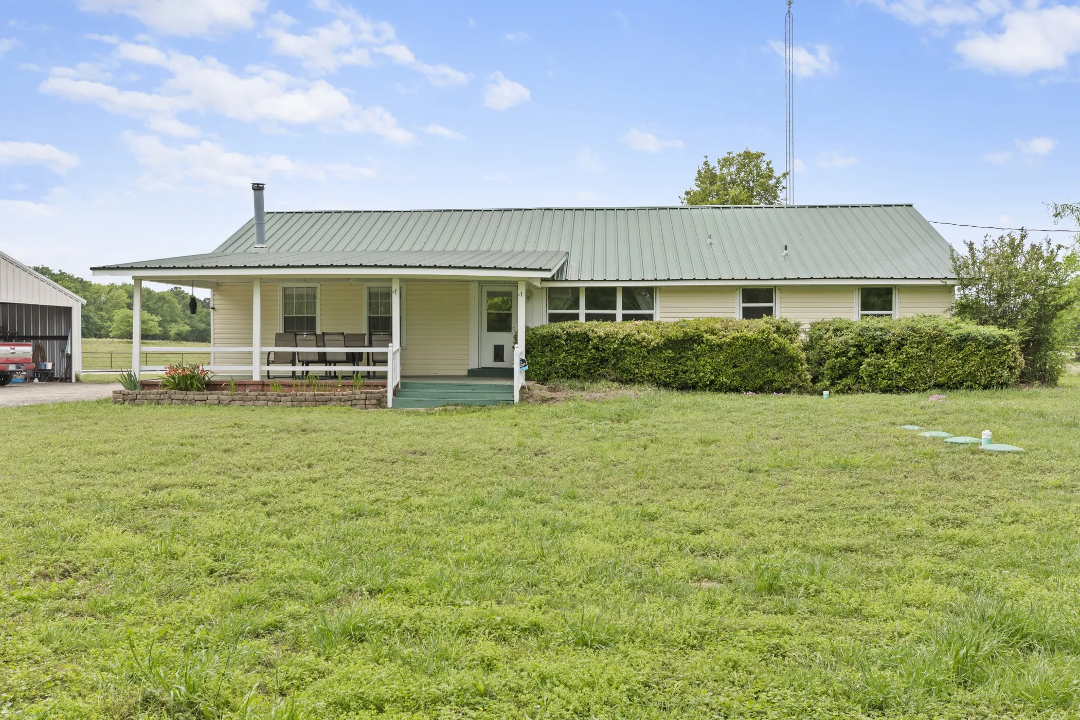 Farm For Sale in Upshur County , 7626 Fm 1002 S, Big Sandy, Texas 75755, 3 Bedroom, 2 Bathroom, 3 Garage spaces, 2,956 Sqft, built in 2000, Preowned, mls#21242470, Real Estate Agent in Big Sandy, Homes For Sale in Upshur county, Homes For Sale in Big Sandy, Realtor in Big Sandy Texas, Real Estate Brokerage Independent Realty Texas, Luminita Cordes Realtor
