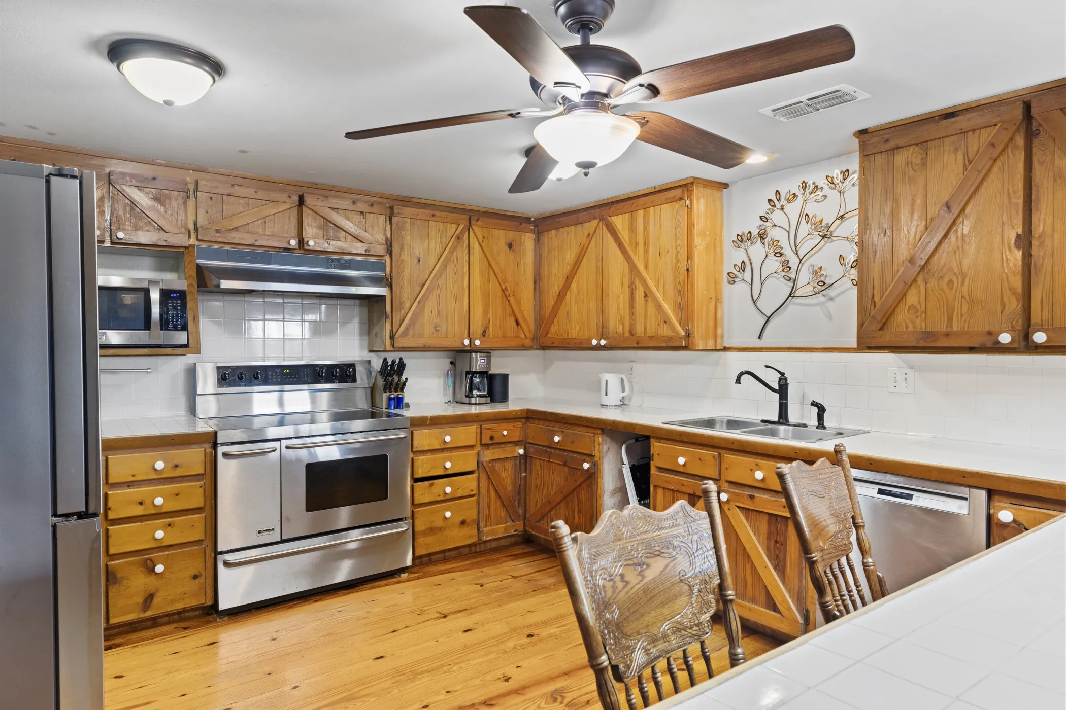 Farm For Sale in Upshur County , 7626 Fm 1002 S, Big Sandy, Texas 75755, 3 Bedroom, 2 Bathroom, 3 Garage spaces, 2,956 Sqft, built in 2000, Preowned, mls#21242470, Real Estate Agent in Big Sandy, Homes For Sale in Upshur county, Homes For Sale in Big Sandy, Realtor in Big Sandy Texas, Real Estate Brokerage Independent Realty Texas, Luminita Cordes Realtor