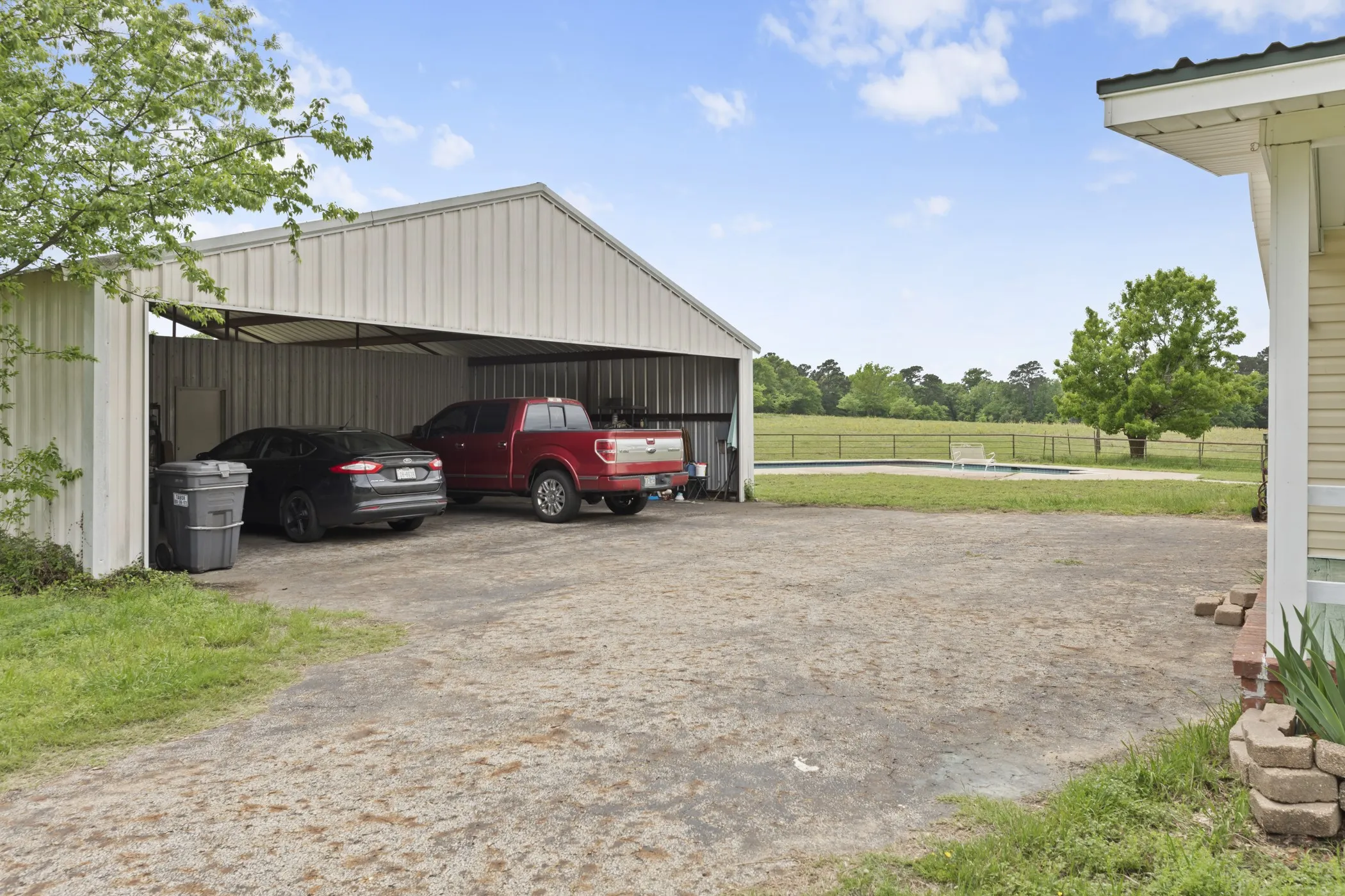 Farm For Sale in Upshur County , 7626 Fm 1002 S, Big Sandy, Texas 75755, 3 Bedroom, 2 Bathroom, 3 Garage spaces, 2,956 Sqft, built in 2000, Preowned, mls#21242470, Real Estate Agent in Big Sandy, Homes For Sale in Upshur county, Homes For Sale in Big Sandy, Realtor in Big Sandy Texas, Real Estate Brokerage Independent Realty Texas, Luminita Cordes Realtor