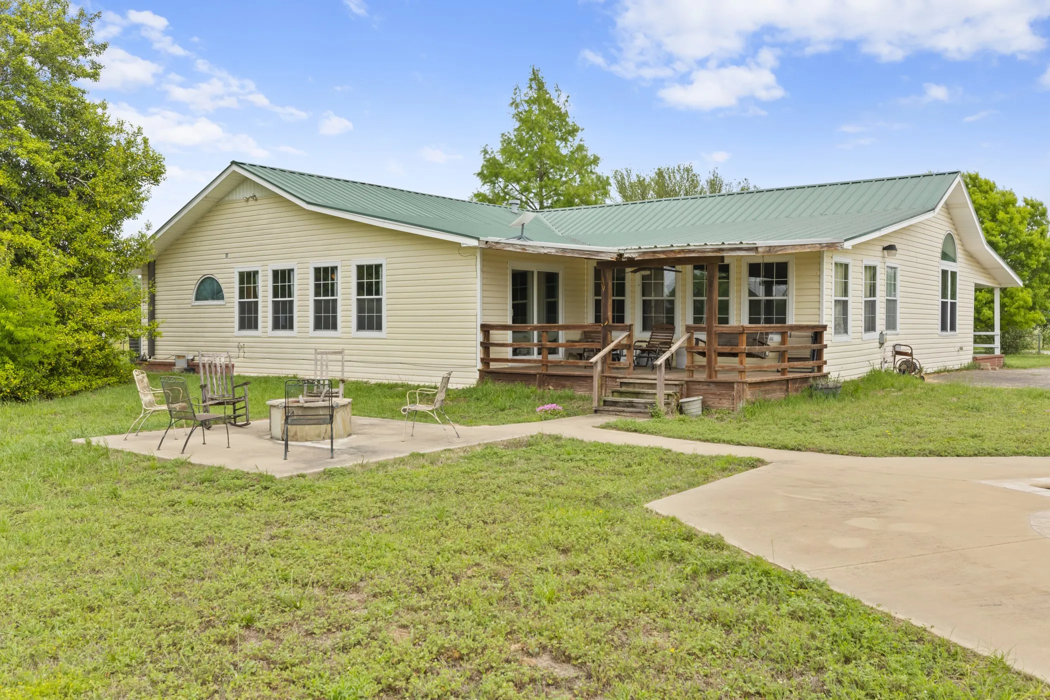 Farm For Sale in Upshur County , 7626 Fm 1002 S, Big Sandy, Texas 75755, 3 Bedroom, 2 Bathroom, 3 Garage spaces, 2,956 Sqft, built in 2000, Preowned, mls#21242470, Real Estate Agent in Big Sandy, Homes For Sale in Upshur county, Homes For Sale in Big Sandy, Realtor in Big Sandy Texas, Real Estate Brokerage Independent Realty Texas, Luminita Cordes Realtor