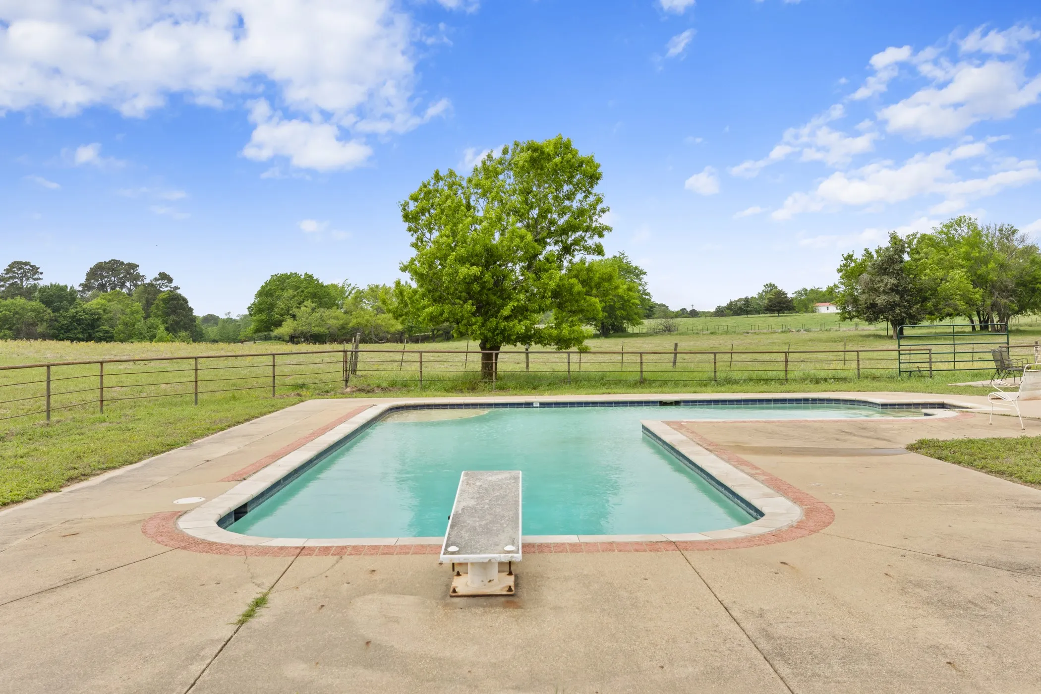 Farm For Sale in Upshur County , 7626 Fm 1002 S, Big Sandy, Texas 75755, 3 Bedroom, 2 Bathroom, 3 Garage spaces, 2,956 Sqft, built in 2000, Preowned, mls#21242470, Real Estate Agent in Big Sandy, Homes For Sale in Upshur county, Homes For Sale in Big Sandy, Realtor in Big Sandy Texas, Real Estate Brokerage Independent Realty Texas, Luminita Cordes Realtor