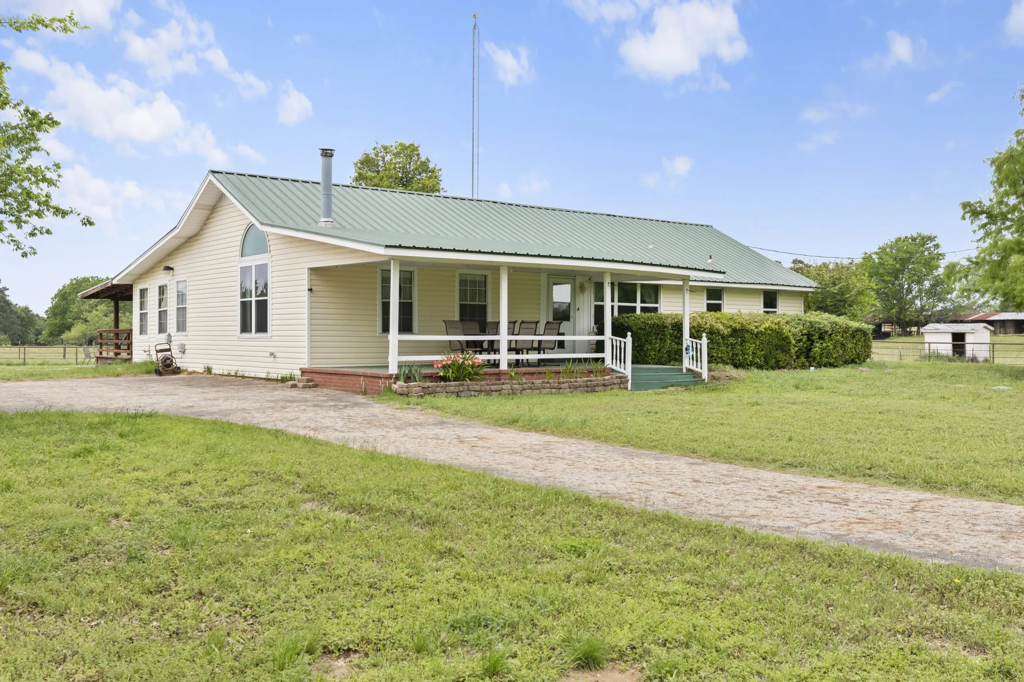 Farm For Sale in Upshur County , 7626 Fm 1002 S, Big Sandy, Texas 75755, 3 Bedroom, 2 Bathroom, 3 Garage spaces, 2,956 Sqft, built in 2000, Preowned, mls#21242470, Real Estate Agent in Big Sandy, Homes For Sale in Upshur county, Homes For Sale in Big Sandy, Realtor in Big Sandy Texas, Real Estate Brokerage Independent Realty Texas, Luminita Cordes Realtor