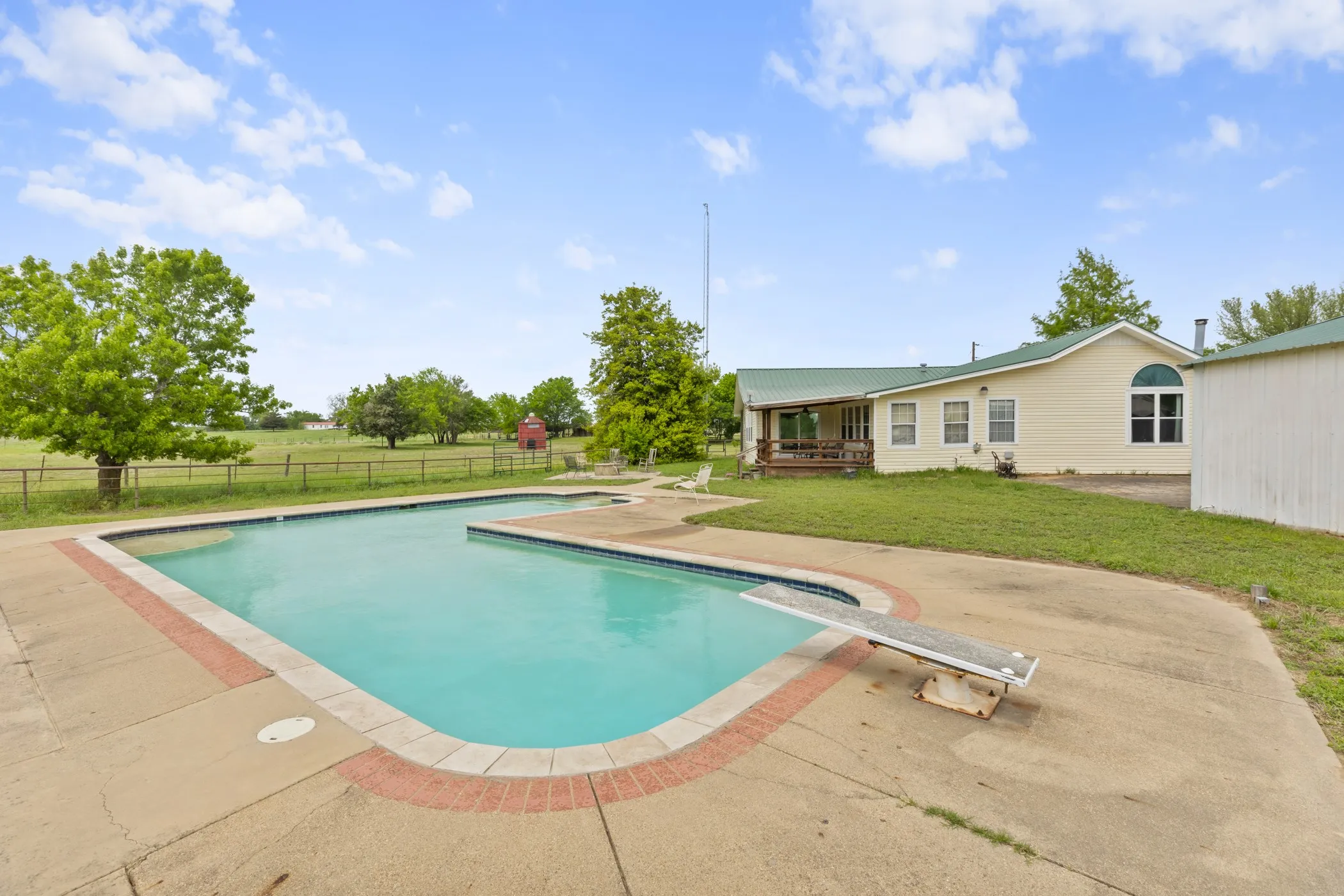 Farm For Sale in Upshur County , 7626 Fm 1002 S, Big Sandy, Texas 75755, 3 Bedroom, 2 Bathroom, 3 Garage spaces, 2,956 Sqft, built in 2000, Preowned, mls#21242470, Real Estate Agent in Big Sandy, Homes For Sale in Upshur county, Homes For Sale in Big Sandy, Realtor in Big Sandy Texas, Real Estate Brokerage Independent Realty Texas, Luminita Cordes Realtor
