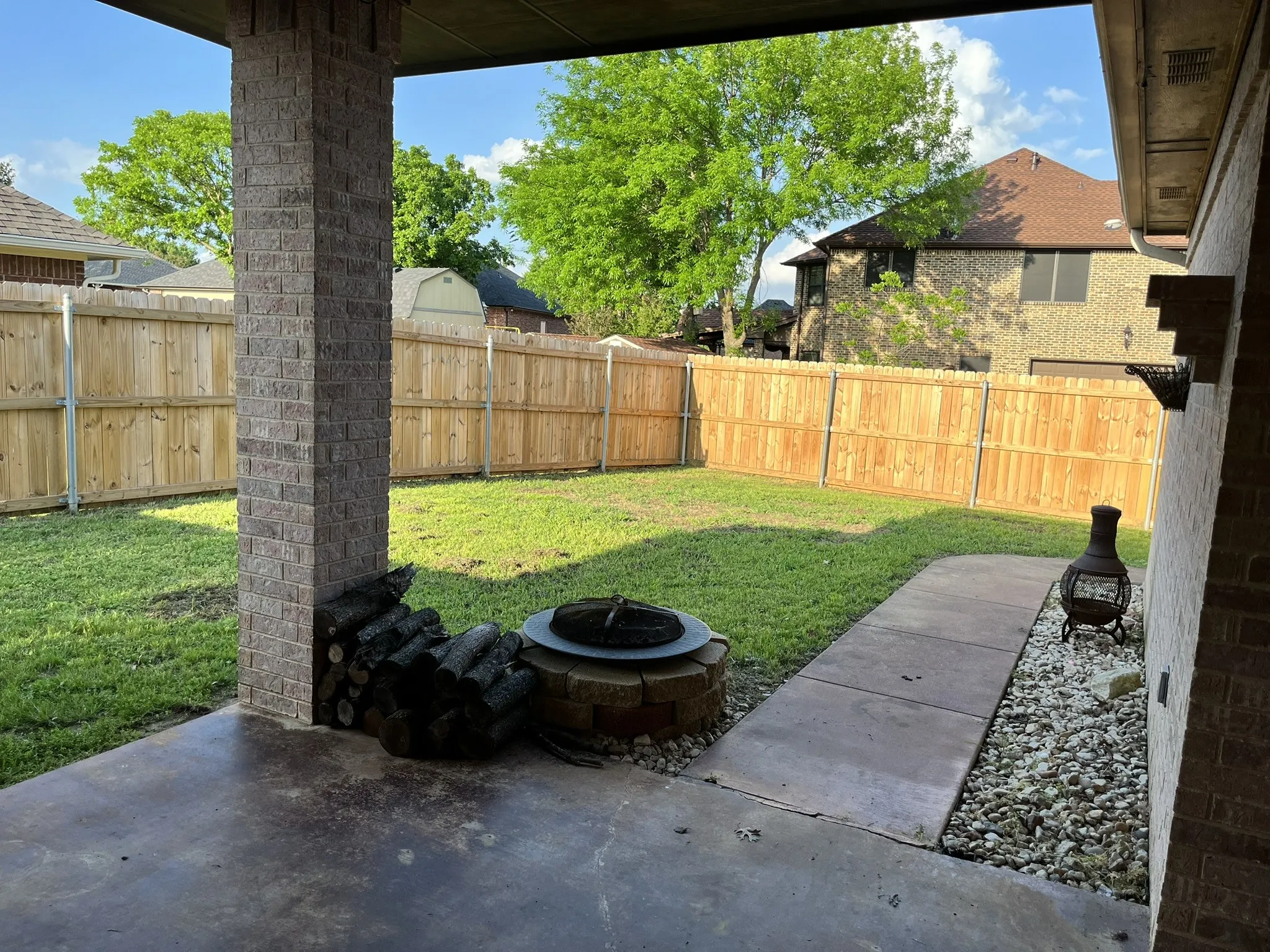 Single Family Residence For Sale in Ellis County , 2700 Boyd Street, Ennis, Texas 75119, 4 Bedroom, 4 Bathroom, 2 Garage spaces, 2,276 Sqft, built in 1998, Preowned, mls#21242469, Real Estate Agent in Ennis, Homes For Sale in Ellis county, Homes For Sale in Ennis, Realtor in Ennis Texas, Real Estate Brokerage Independent Realty Texas, Luminita Cordes Realtor