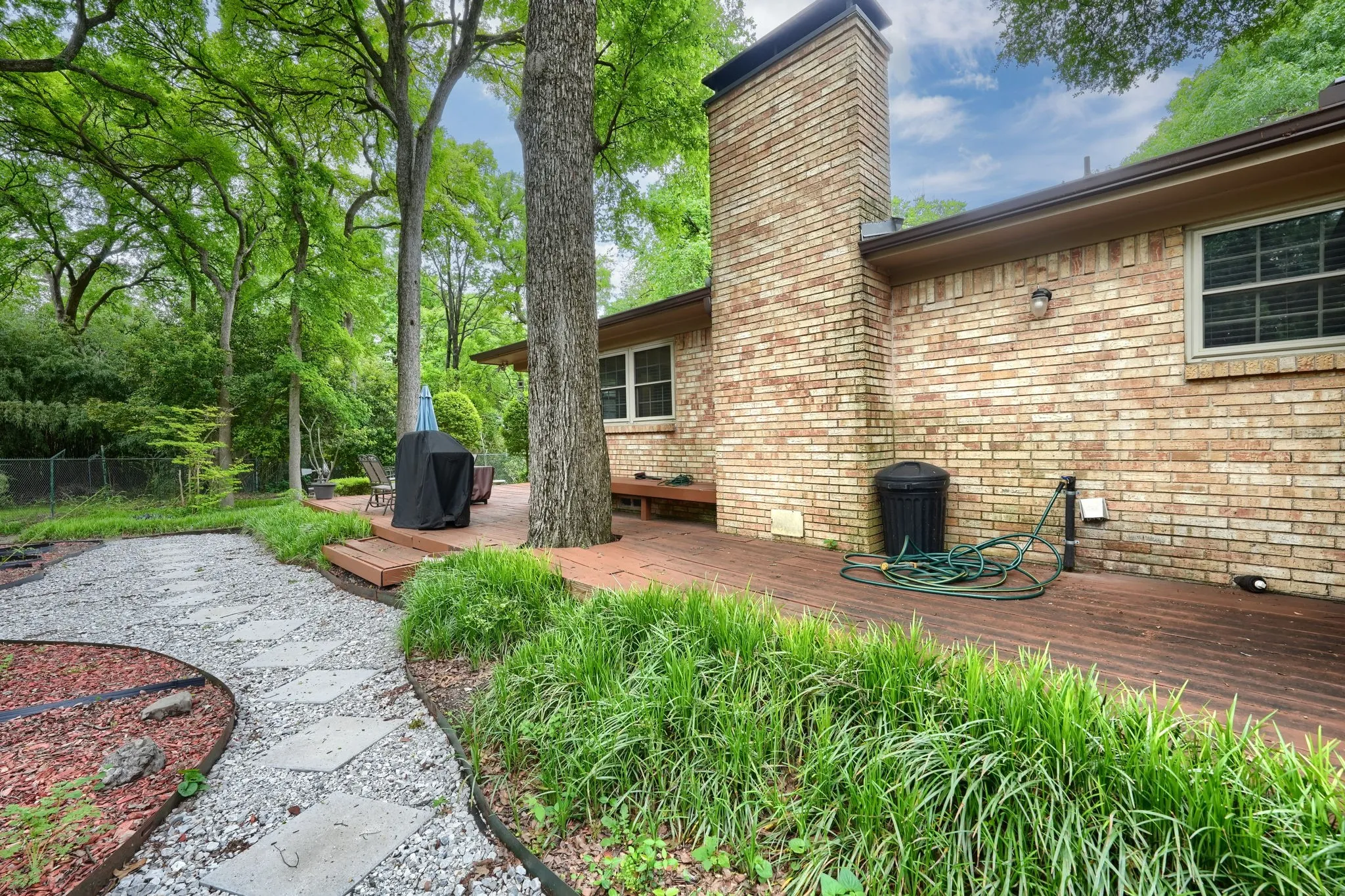 Single Family Residence For Sale in Dallas County , 8226 Hunnicut Road, Dallas, Texas 75228, 3 Bedroom, 3 Bathroom, 2 Garage spaces, 2,118 Sqft, built in 1967, mls#21242298, Real Estate Agent in Dallas, Homes For Sale in Dallas county, Homes For Sale in Dallas, Realtor in Dallas Texas, Real Estate Brokerage Independent Realty Texas, Luminita Cordes Realtor