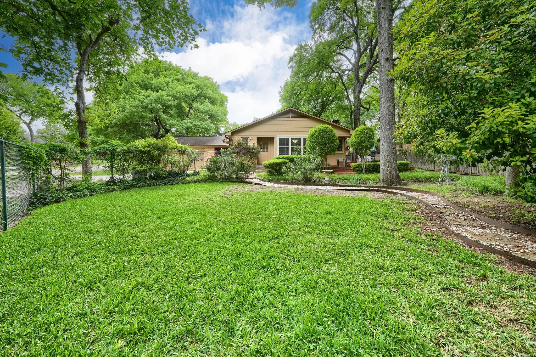 Single Family Residence For Sale in Dallas County , 8226 Hunnicut Road, Dallas, Texas 75228, 3 Bedroom, 3 Bathroom, 2 Garage spaces, 2,118 Sqft, built in 1967, mls#21242298, Real Estate Agent in Dallas, Homes For Sale in Dallas county, Homes For Sale in Dallas, Realtor in Dallas Texas, Real Estate Brokerage Independent Realty Texas, Luminita Cordes Realtor