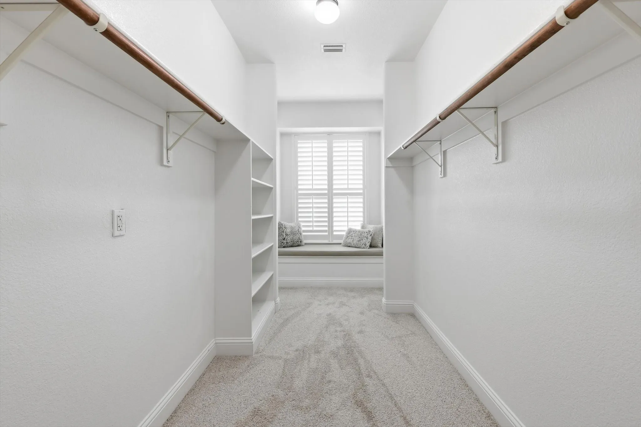 Single Family Residence For Sale in Denton County , 14104 Signal Hill Drive, Little Elm, Texas 75068, 5 Bedroom, 4 Bathroom, 2 Garage spaces, 4,232 Sqft, built in 2014, Preowned, mls#21241036, Real Estate Agent in Little Elm, Homes For Sale in Denton county, Homes For Sale in Little Elm, Realtor in Little Elm Texas, Real Estate Brokerage Independent Realty Texas, Luminita Cordes Realtor