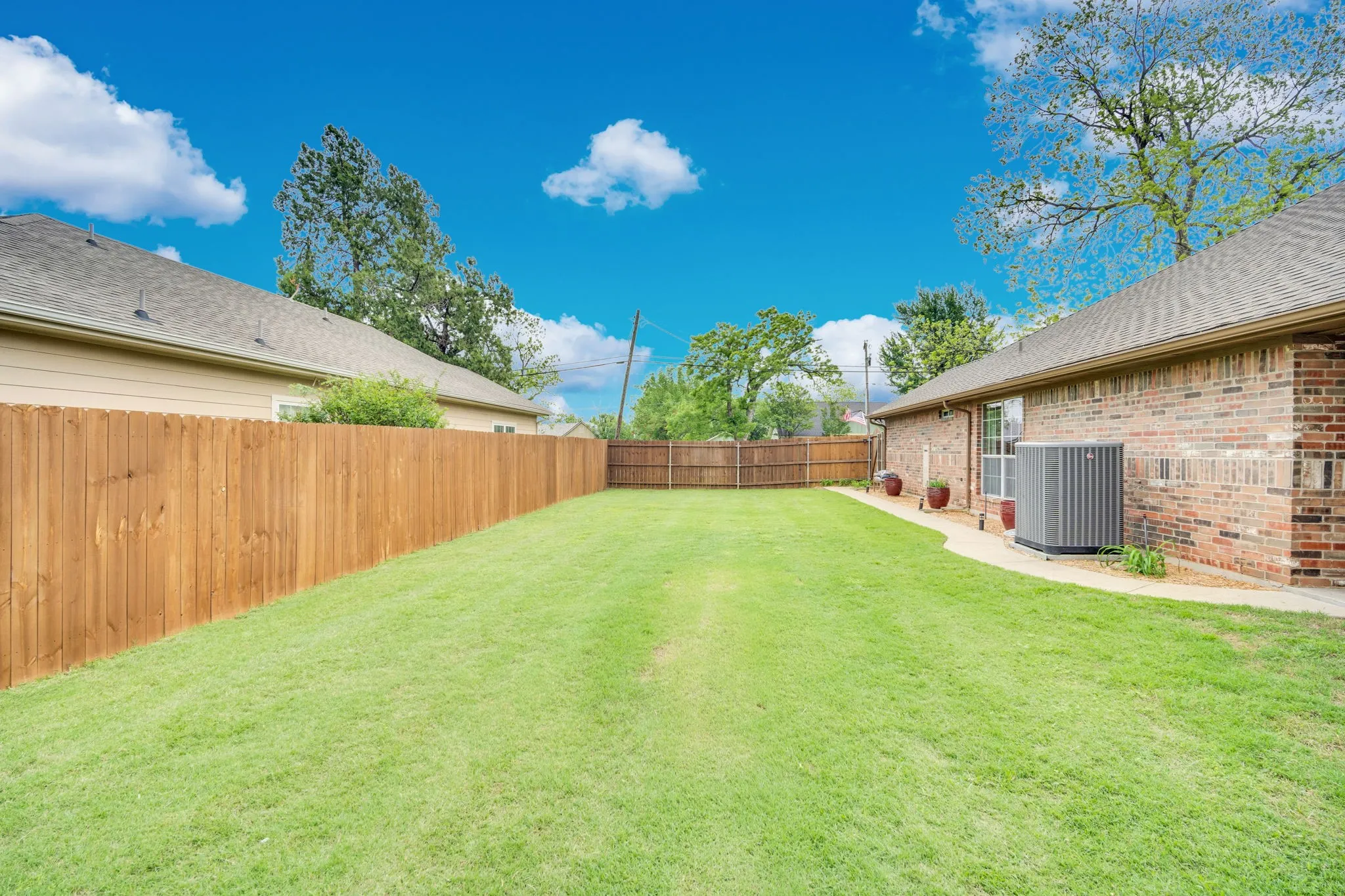 Single Family Residence For Sale in Ellis County , 502 Main Street, Maypearl, Texas 76064, 3 Bedroom, 2 Bathroom, Garage spaces, 2,726 Sqft, built in 2005, Preowned, mls#21241880, Real Estate Agent in Maypearl, Homes For Sale in Ellis county, Homes For Sale in Maypearl, Realtor in Maypearl Texas, Real Estate Brokerage Independent Realty Texas, Luminita Cordes Realtor