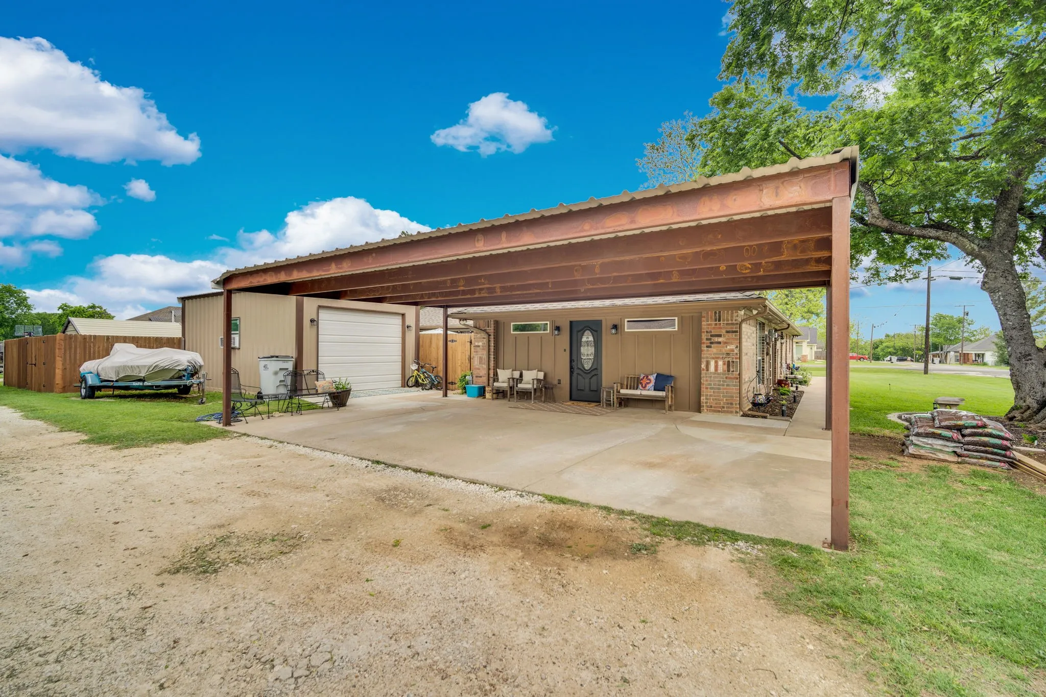 Single Family Residence For Sale in Ellis County , 502 Main Street, Maypearl, Texas 76064, 3 Bedroom, 2 Bathroom, Garage spaces, 2,726 Sqft, built in 2005, Preowned, mls#21241880, Real Estate Agent in Maypearl, Homes For Sale in Ellis county, Homes For Sale in Maypearl, Realtor in Maypearl Texas, Real Estate Brokerage Independent Realty Texas, Luminita Cordes Realtor