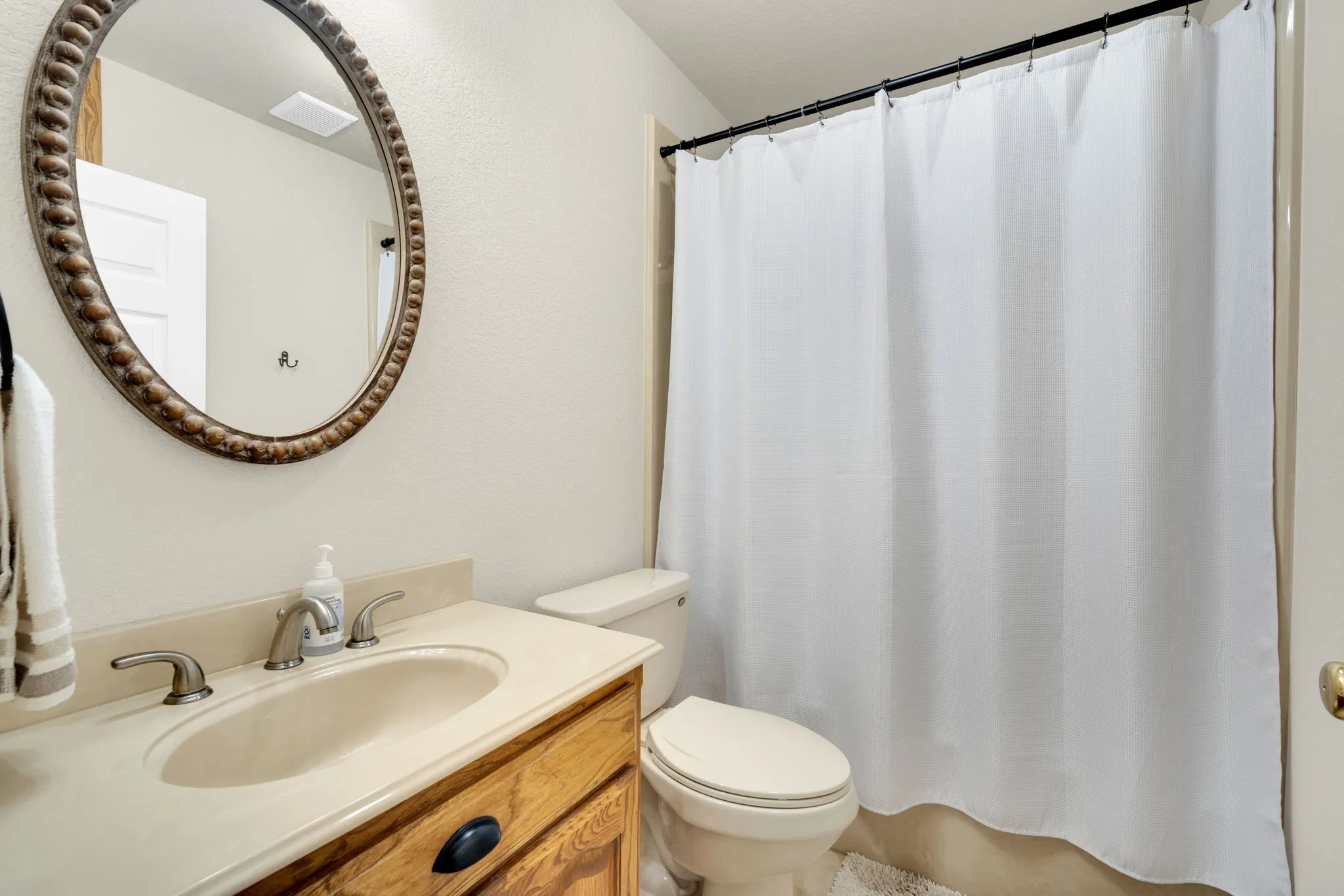 Single Family Residence For Sale in Ellis County , 502 Main Street, Maypearl, Texas 76064, 3 Bedroom, 2 Bathroom, Garage spaces, 2,726 Sqft, built in 2005, Preowned, mls#21241880, Real Estate Agent in Maypearl, Homes For Sale in Ellis county, Homes For Sale in Maypearl, Realtor in Maypearl Texas, Real Estate Brokerage Independent Realty Texas, Luminita Cordes Realtor