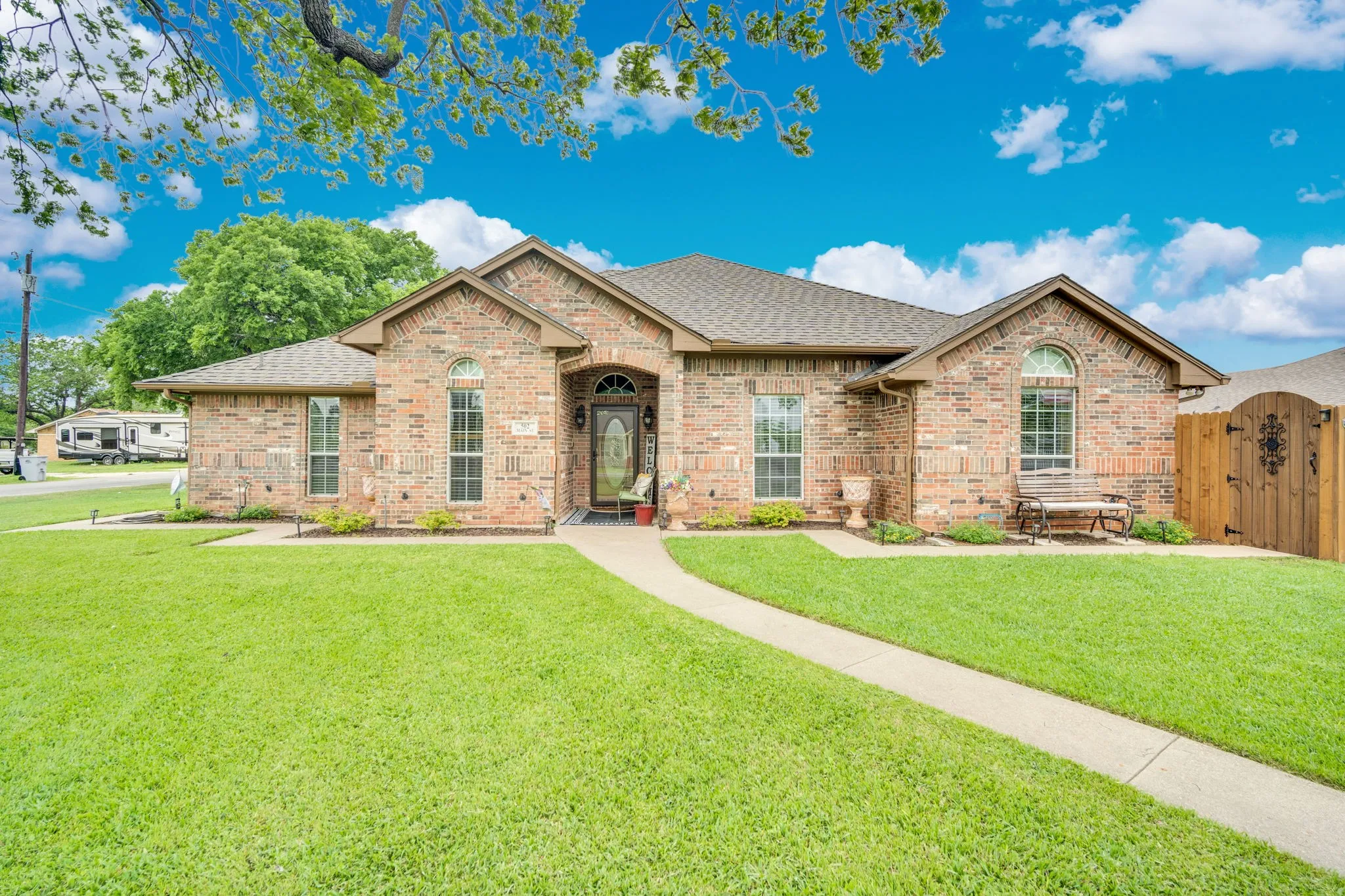Single Family Residence For Sale in Ellis County , 502 Main Street, Maypearl, Texas 76064, 3 Bedroom, 2 Bathroom, Garage spaces, 2,726 Sqft, built in 2005, Preowned, mls#21241880, Real Estate Agent in Maypearl, Homes For Sale in Ellis county, Homes For Sale in Maypearl, Realtor in Maypearl Texas, Real Estate Brokerage Independent Realty Texas, Luminita Cordes Realtor
