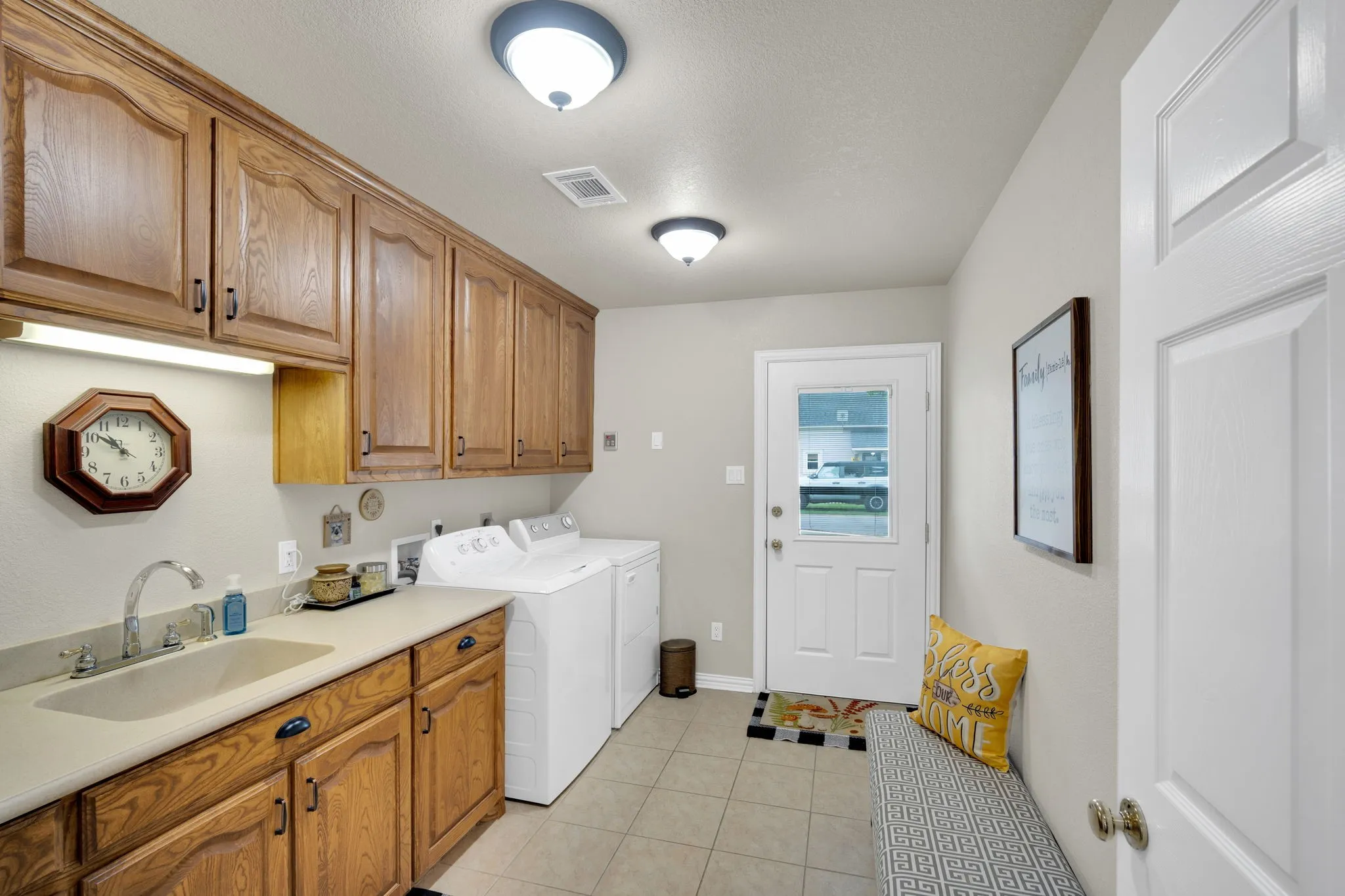 Single Family Residence For Sale in Ellis County , 502 Main Street, Maypearl, Texas 76064, 3 Bedroom, 2 Bathroom, Garage spaces, 2,726 Sqft, built in 2005, Preowned, mls#21241880, Real Estate Agent in Maypearl, Homes For Sale in Ellis county, Homes For Sale in Maypearl, Realtor in Maypearl Texas, Real Estate Brokerage Independent Realty Texas, Luminita Cordes Realtor