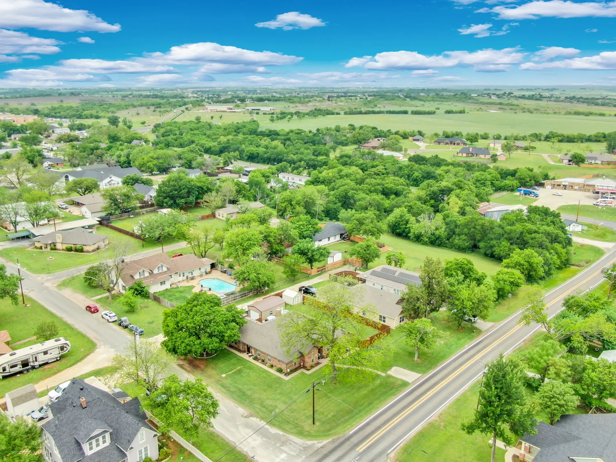 Single Family Residence For Sale in Ellis County , 502 Main Street, Maypearl, Texas 76064, 3 Bedroom, 2 Bathroom, Garage spaces, 2,726 Sqft, built in 2005, Preowned, mls#21241880, Real Estate Agent in Maypearl, Homes For Sale in Ellis county, Homes For Sale in Maypearl, Realtor in Maypearl Texas, Real Estate Brokerage Independent Realty Texas, Luminita Cordes Realtor