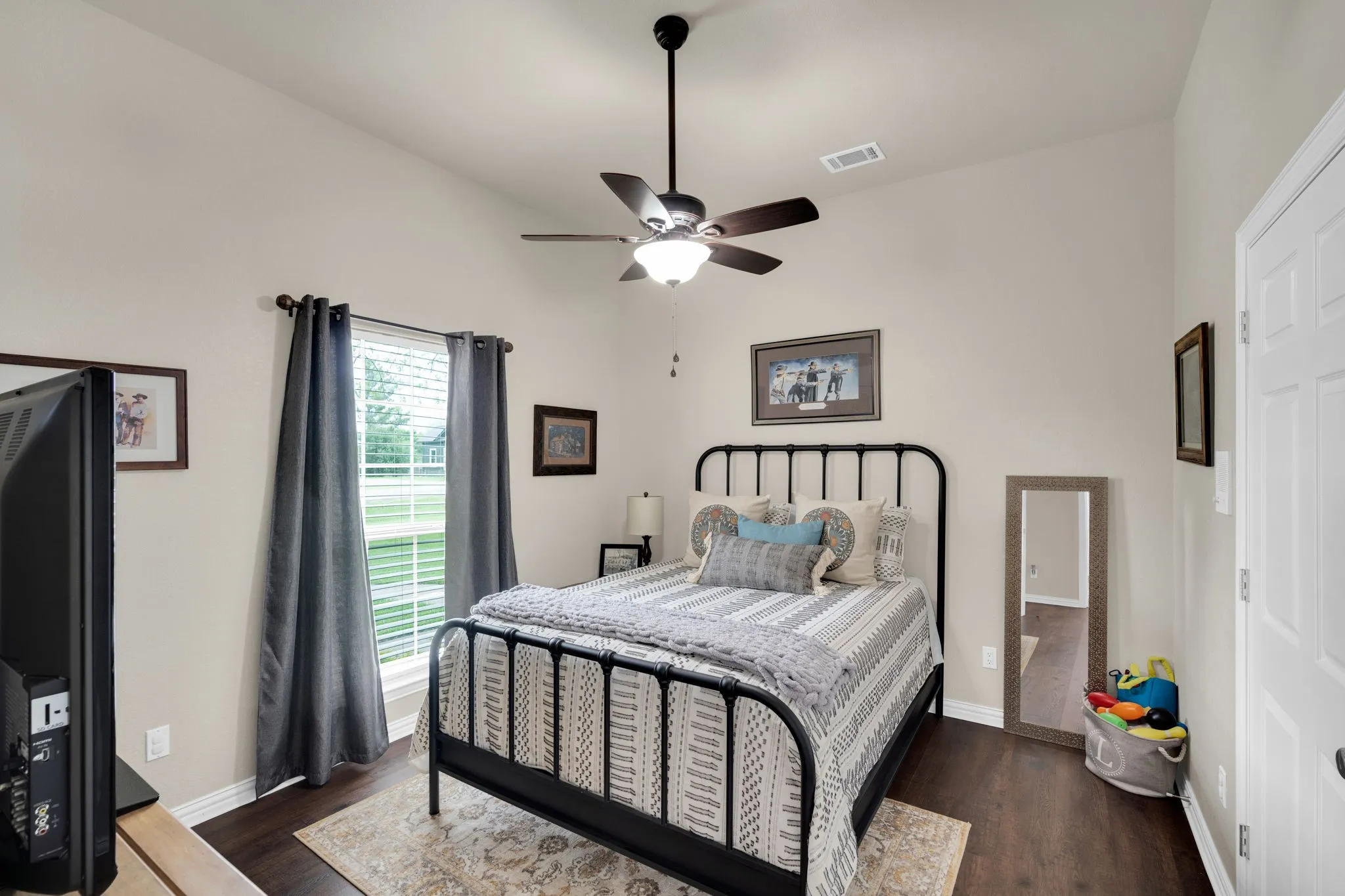 Single Family Residence For Sale in Ellis County , 502 Main Street, Maypearl, Texas 76064, 3 Bedroom, 2 Bathroom, Garage spaces, 2,726 Sqft, built in 2005, Preowned, mls#21241880, Real Estate Agent in Maypearl, Homes For Sale in Ellis county, Homes For Sale in Maypearl, Realtor in Maypearl Texas, Real Estate Brokerage Independent Realty Texas, Luminita Cordes Realtor