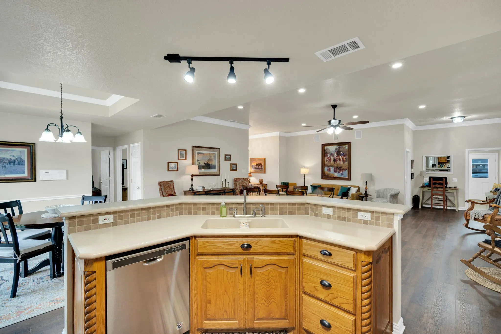 Single Family Residence For Sale in Ellis County , 502 Main Street, Maypearl, Texas 76064, 3 Bedroom, 2 Bathroom, Garage spaces, 2,726 Sqft, built in 2005, Preowned, mls#21241880, Real Estate Agent in Maypearl, Homes For Sale in Ellis county, Homes For Sale in Maypearl, Realtor in Maypearl Texas, Real Estate Brokerage Independent Realty Texas, Luminita Cordes Realtor