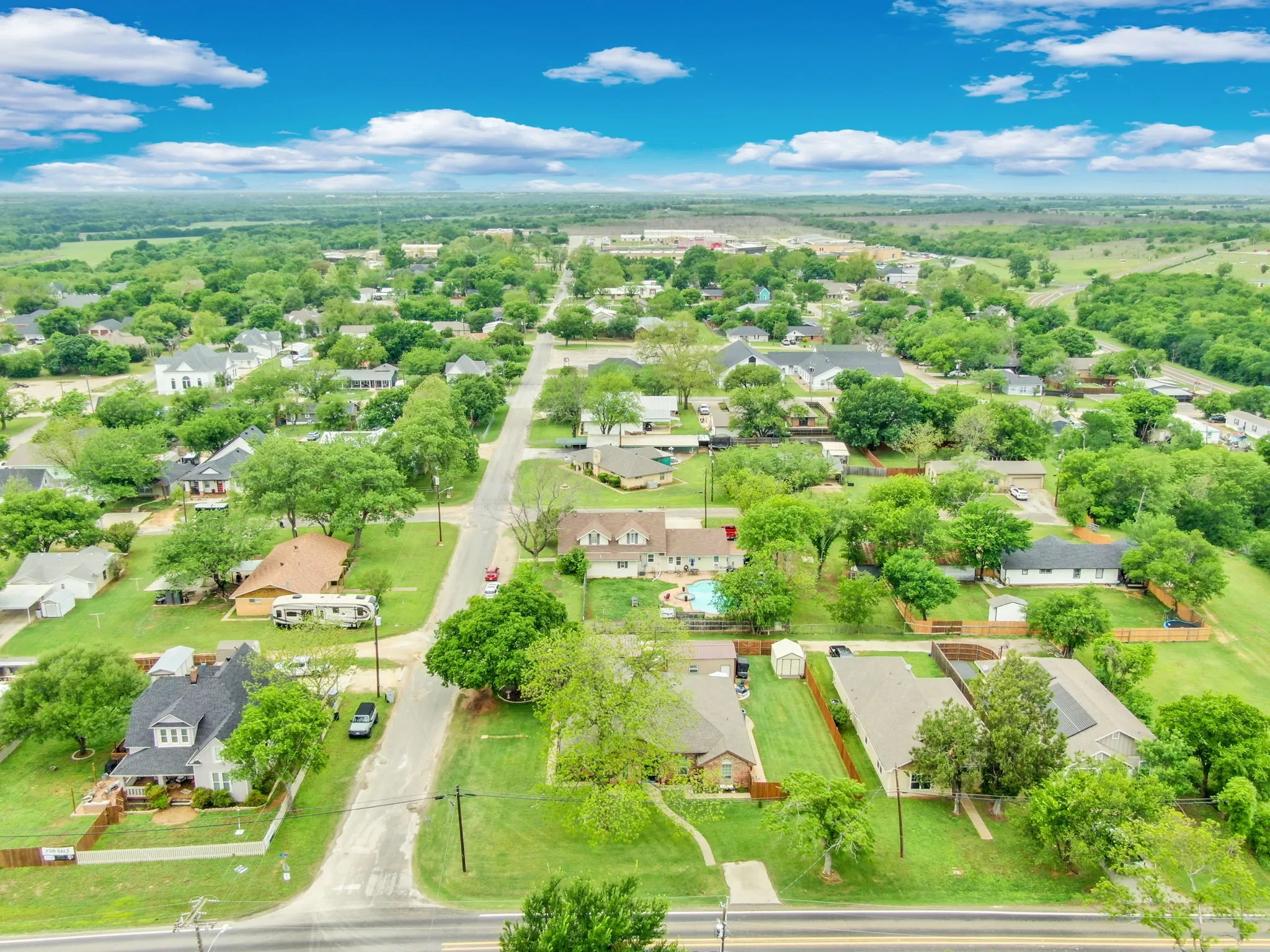 Single Family Residence For Sale in Ellis County , 502 Main Street, Maypearl, Texas 76064, 3 Bedroom, 2 Bathroom, Garage spaces, 2,726 Sqft, built in 2005, Preowned, mls#21241880, Real Estate Agent in Maypearl, Homes For Sale in Ellis county, Homes For Sale in Maypearl, Realtor in Maypearl Texas, Real Estate Brokerage Independent Realty Texas, Luminita Cordes Realtor