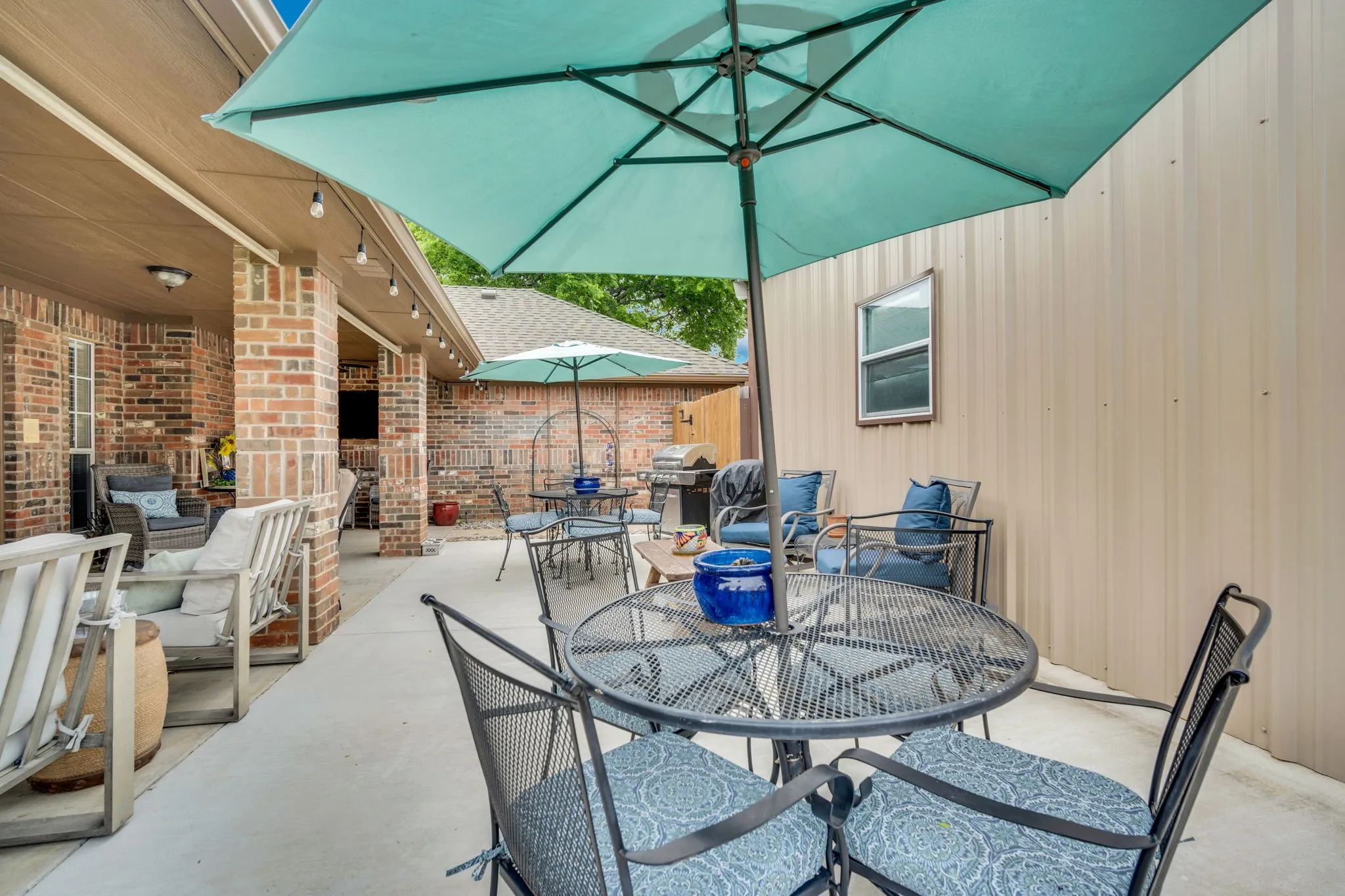 Single Family Residence For Sale in Ellis County , 502 Main Street, Maypearl, Texas 76064, 3 Bedroom, 2 Bathroom, Garage spaces, 2,726 Sqft, built in 2005, Preowned, mls#21241880, Real Estate Agent in Maypearl, Homes For Sale in Ellis county, Homes For Sale in Maypearl, Realtor in Maypearl Texas, Real Estate Brokerage Independent Realty Texas, Luminita Cordes Realtor