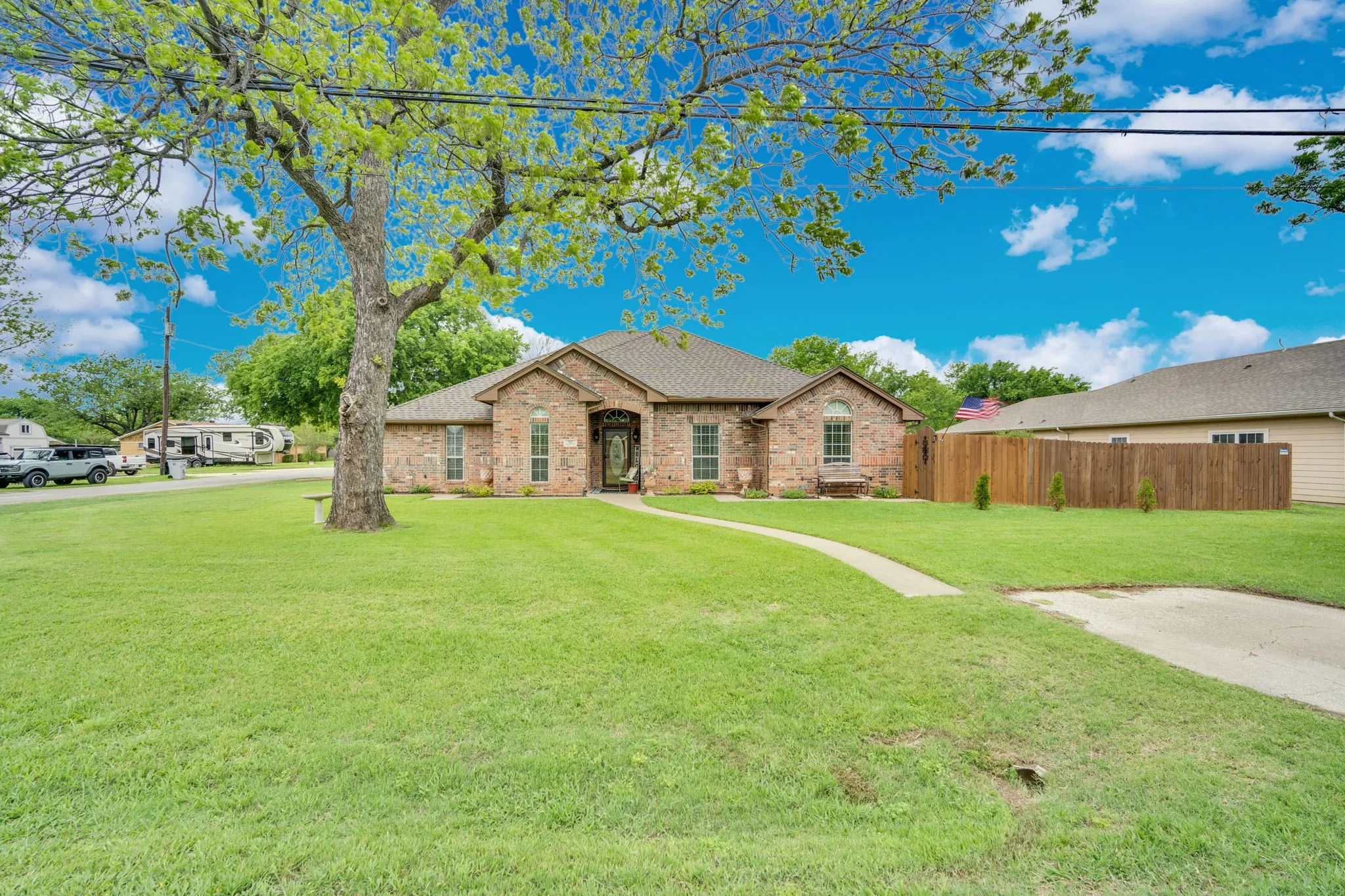 Single Family Residence For Sale in Ellis County , 502 Main Street, Maypearl, Texas 76064, 3 Bedroom, 2 Bathroom, Garage spaces, 2,726 Sqft, built in 2005, Preowned, mls#21241880, Real Estate Agent in Maypearl, Homes For Sale in Ellis county, Homes For Sale in Maypearl, Realtor in Maypearl Texas, Real Estate Brokerage Independent Realty Texas, Luminita Cordes Realtor