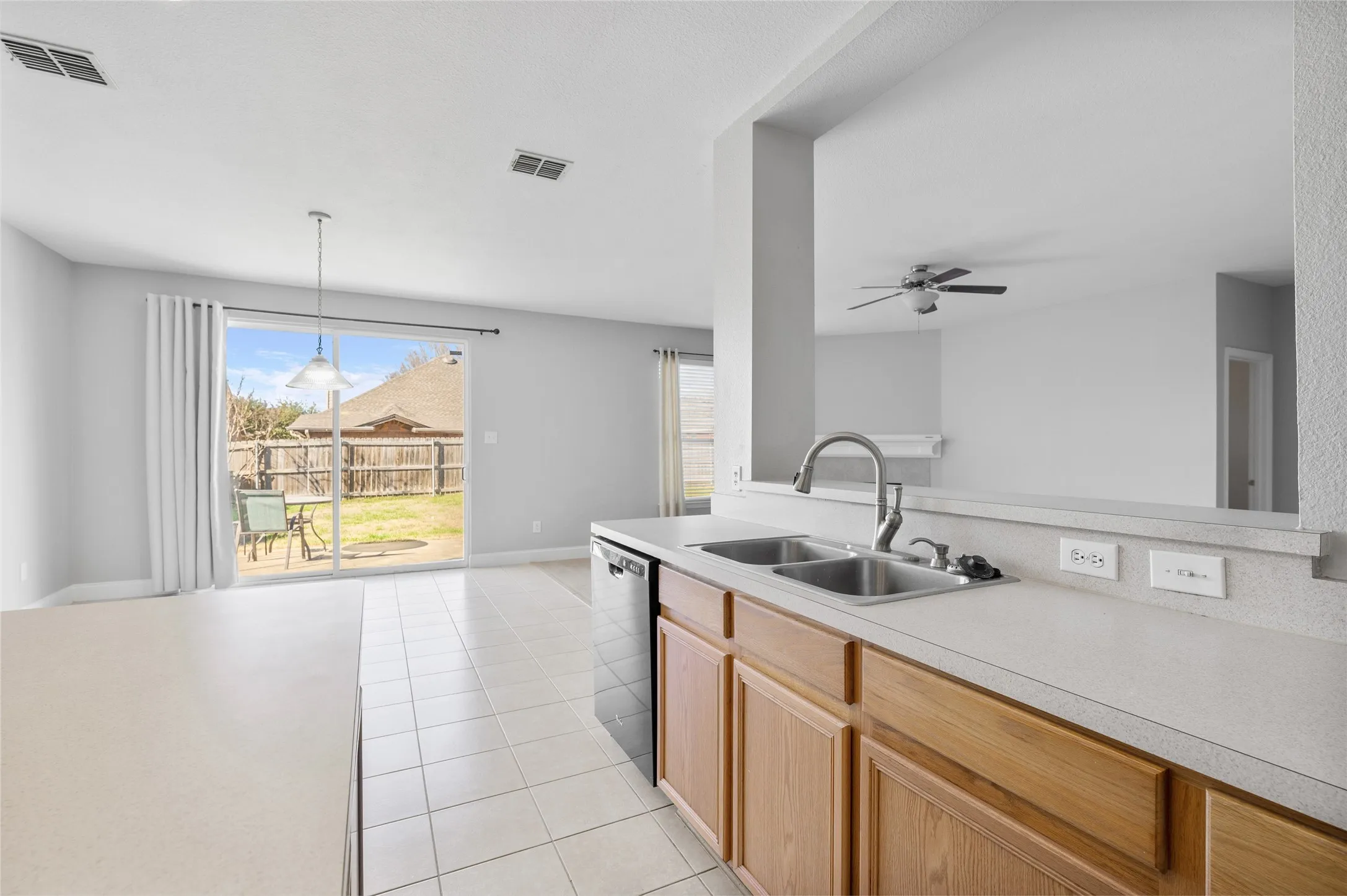 Single Family Residence For Sale in Grayson County , 1514 Hanover Lane, Van Alstyne, Texas 75495, 4 Bedroom, 3 Bathroom, 2 Garage spaces, 3,020 Sqft, built in 2004, Preowned, mls#21241515, Real Estate Agent in Van Alstyne, Homes For Sale in Grayson county, Homes For Sale in Van Alstyne, Realtor in Van Alstyne Texas, Real Estate Brokerage Independent Realty Texas, Luminita Cordes Realtor