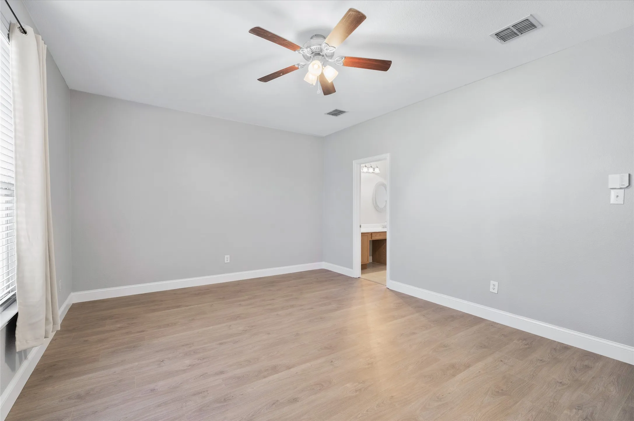 Single Family Residence For Sale in Grayson County , 1514 Hanover Lane, Van Alstyne, Texas 75495, 4 Bedroom, 3 Bathroom, 2 Garage spaces, 3,020 Sqft, built in 2004, Preowned, mls#21241515, Real Estate Agent in Van Alstyne, Homes For Sale in Grayson county, Homes For Sale in Van Alstyne, Realtor in Van Alstyne Texas, Real Estate Brokerage Independent Realty Texas, Luminita Cordes Realtor