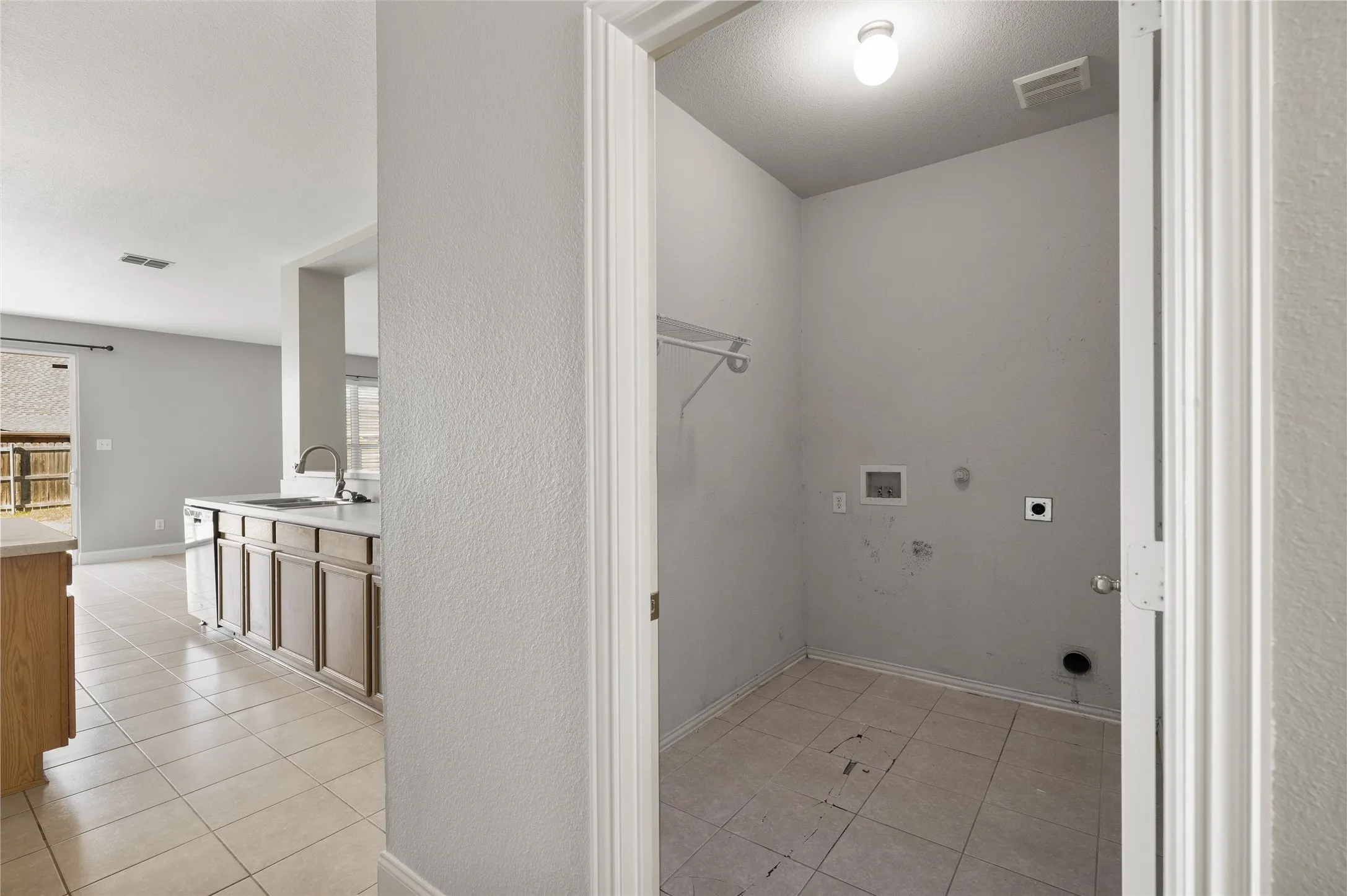 Single Family Residence For Sale in Grayson County , 1514 Hanover Lane, Van Alstyne, Texas 75495, 4 Bedroom, 3 Bathroom, 2 Garage spaces, 3,020 Sqft, built in 2004, Preowned, mls#21241515, Real Estate Agent in Van Alstyne, Homes For Sale in Grayson county, Homes For Sale in Van Alstyne, Realtor in Van Alstyne Texas, Real Estate Brokerage Independent Realty Texas, Luminita Cordes Realtor