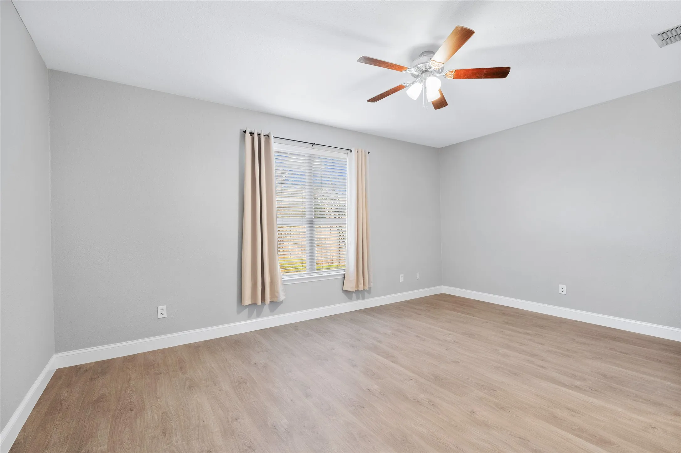 Single Family Residence For Sale in Grayson County , 1514 Hanover Lane, Van Alstyne, Texas 75495, 4 Bedroom, 3 Bathroom, 2 Garage spaces, 3,020 Sqft, built in 2004, Preowned, mls#21241515, Real Estate Agent in Van Alstyne, Homes For Sale in Grayson county, Homes For Sale in Van Alstyne, Realtor in Van Alstyne Texas, Real Estate Brokerage Independent Realty Texas, Luminita Cordes Realtor
