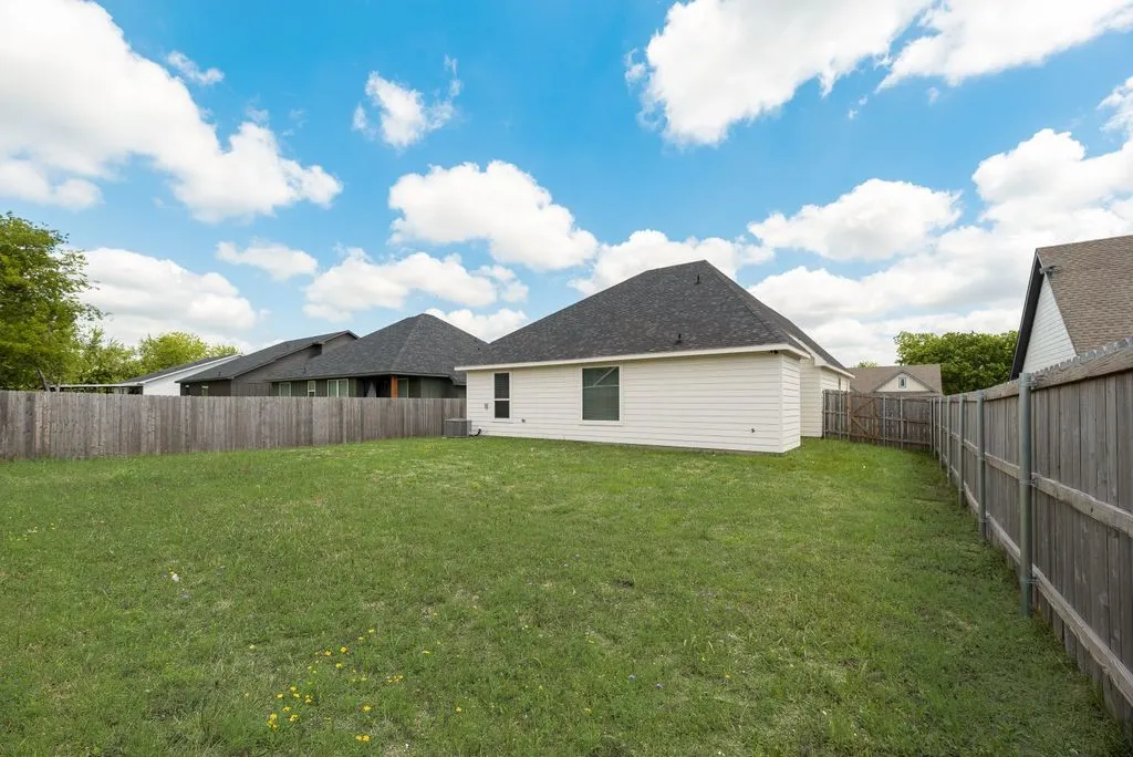 Single Family Residence For Sale in Grayson County , 109 Vaughn Meadows Drive, Tom Bean, Texas 75491, 3 Bedroom, 2 Bathroom, 2 Garage spaces, 1,559 Sqft, built in 2024, mls#21240749, Real Estate Agent in Tom Bean, Homes For Sale in Grayson county, Homes For Sale in Tom Bean, Realtor in Tom Bean Texas, Real Estate Brokerage Independent Realty Texas, Luminita Cordes Realtor