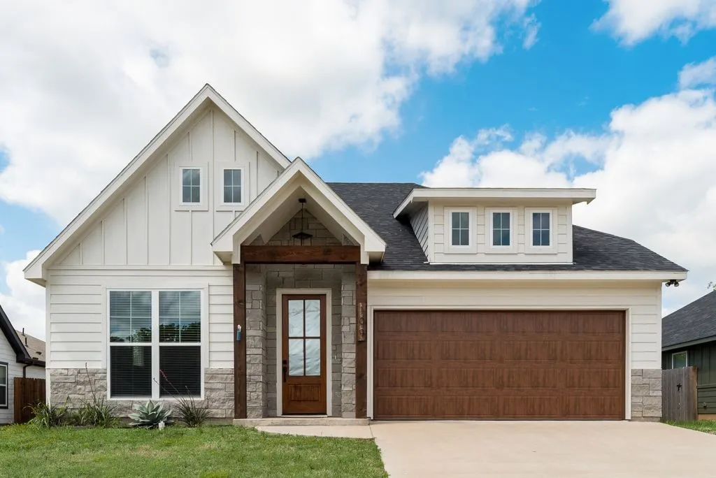 Single Family Residence For Sale in Grayson County , 109 Vaughn Meadows Drive, Tom Bean, Texas 75491, 3 Bedroom, 2 Bathroom, 2 Garage spaces, 1,559 Sqft, built in 2024, mls#21240749, Real Estate Agent in Tom Bean, Homes For Sale in Grayson county, Homes For Sale in Tom Bean, Realtor in Tom Bean Texas, Real Estate Brokerage Independent Realty Texas, Luminita Cordes Realtor