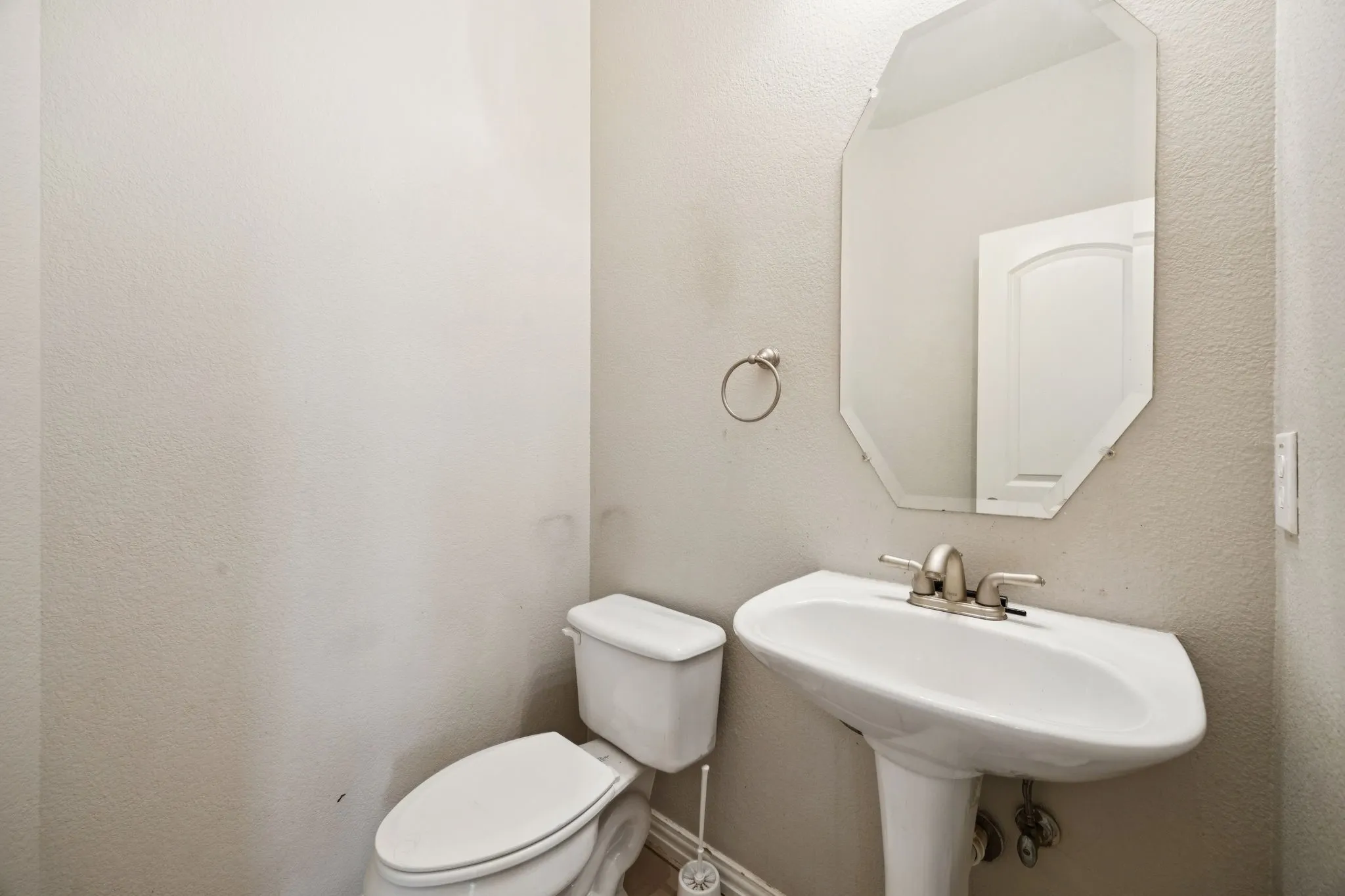 Townhouse For Sale in Denton County , 2564 Chambers Drive, Lewisville, Texas 75067, 3 Bedroom, 4 Bathroom, 2 Garage spaces, 2,238 Sqft, built in 2006, Price $359,000, mls#21236918, Real Estate Agent in Lewisville, Homes For Sale in Denton county, Homes For Sale in Lewisville, Realtor in Lewisville Texas, Real Estate Brokerage Independent Realty Texas, Luminita Cordes Realtor