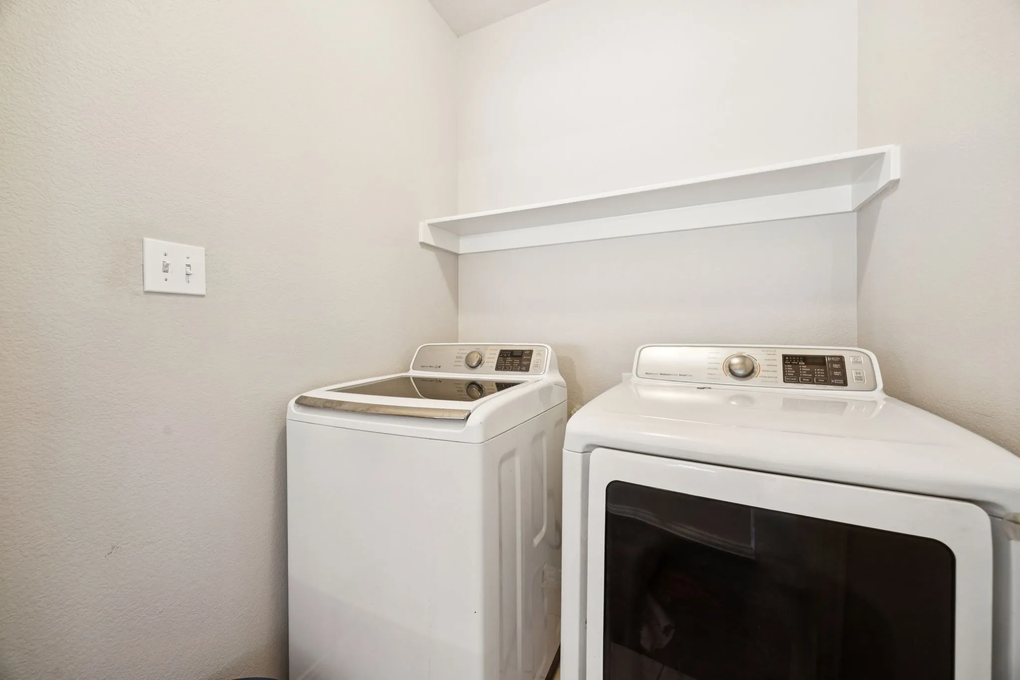 Townhouse For Sale in Denton County , 2564 Chambers Drive, Lewisville, Texas 75067, 3 Bedroom, 4 Bathroom, 2 Garage spaces, 2,238 Sqft, built in 2006, Price $359,000, mls#21236918, Real Estate Agent in Lewisville, Homes For Sale in Denton county, Homes For Sale in Lewisville, Realtor in Lewisville Texas, Real Estate Brokerage Independent Realty Texas, Luminita Cordes Realtor