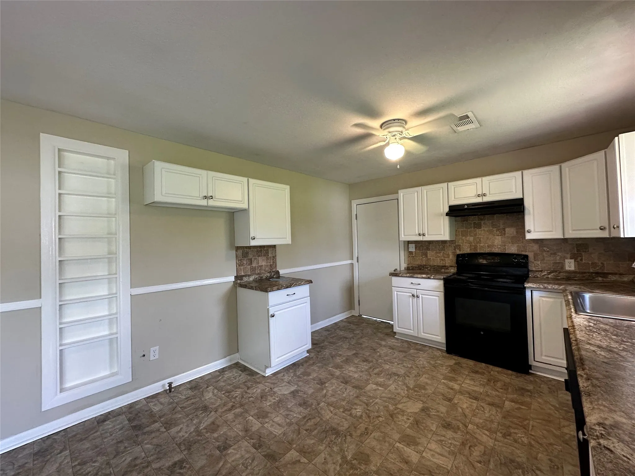 Single Family Residence For Sale in Red River (TX) County , 711 Clarksville Road, Bogata, Texas 75417, 3 Bedroom, 2 Bathroom, Garage spaces, 1,224 Sqft, built in 1959, mls#21242644, Real Estate Agent in Bogata, Homes For Sale in Red River (TX) county, Homes For Sale in Bogata, Realtor in Bogata Texas, Real Estate Brokerage Independent Realty Texas, Luminita Cordes Realtor